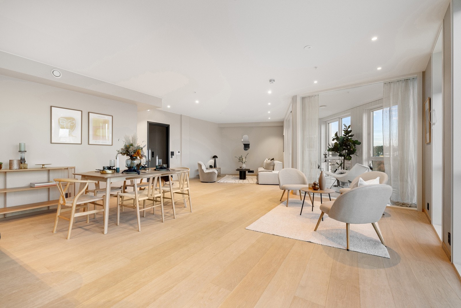 Åpen planløsning gir en romslig følelse og enkel bevegelse mellom områdene Galleribilde