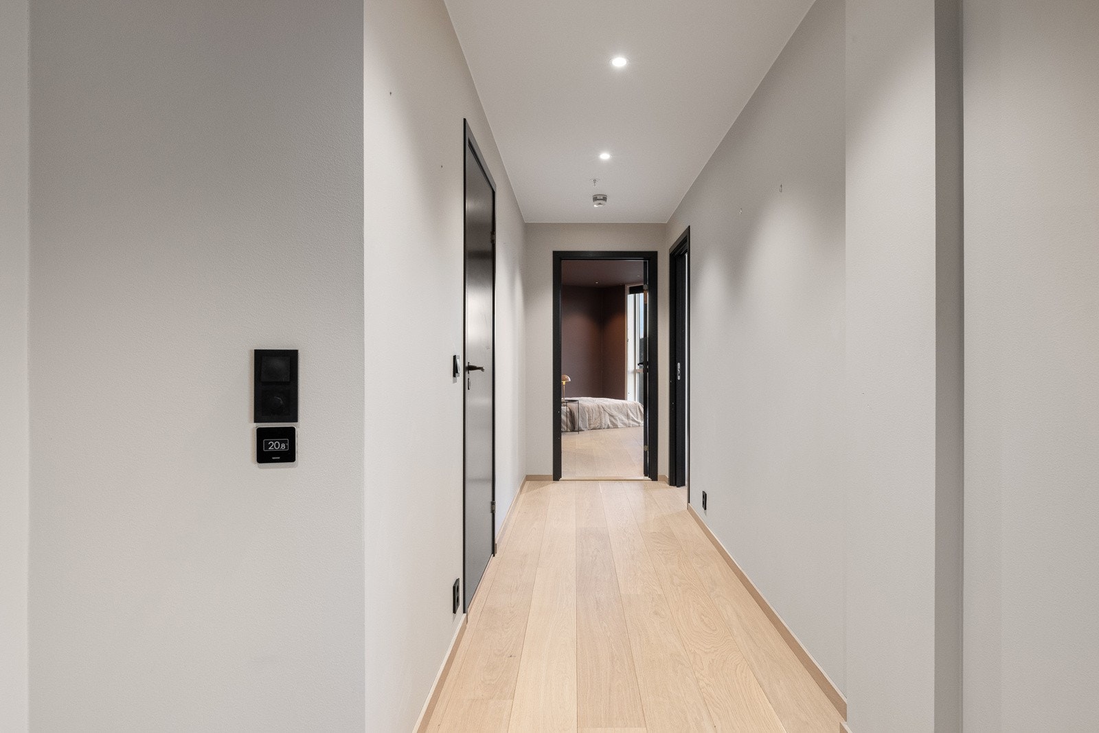 Entréen byr på et positivt førsteinntrykk med romslighet, dempede fargetoner og en åpen forbindelse til stuen Galleribilde