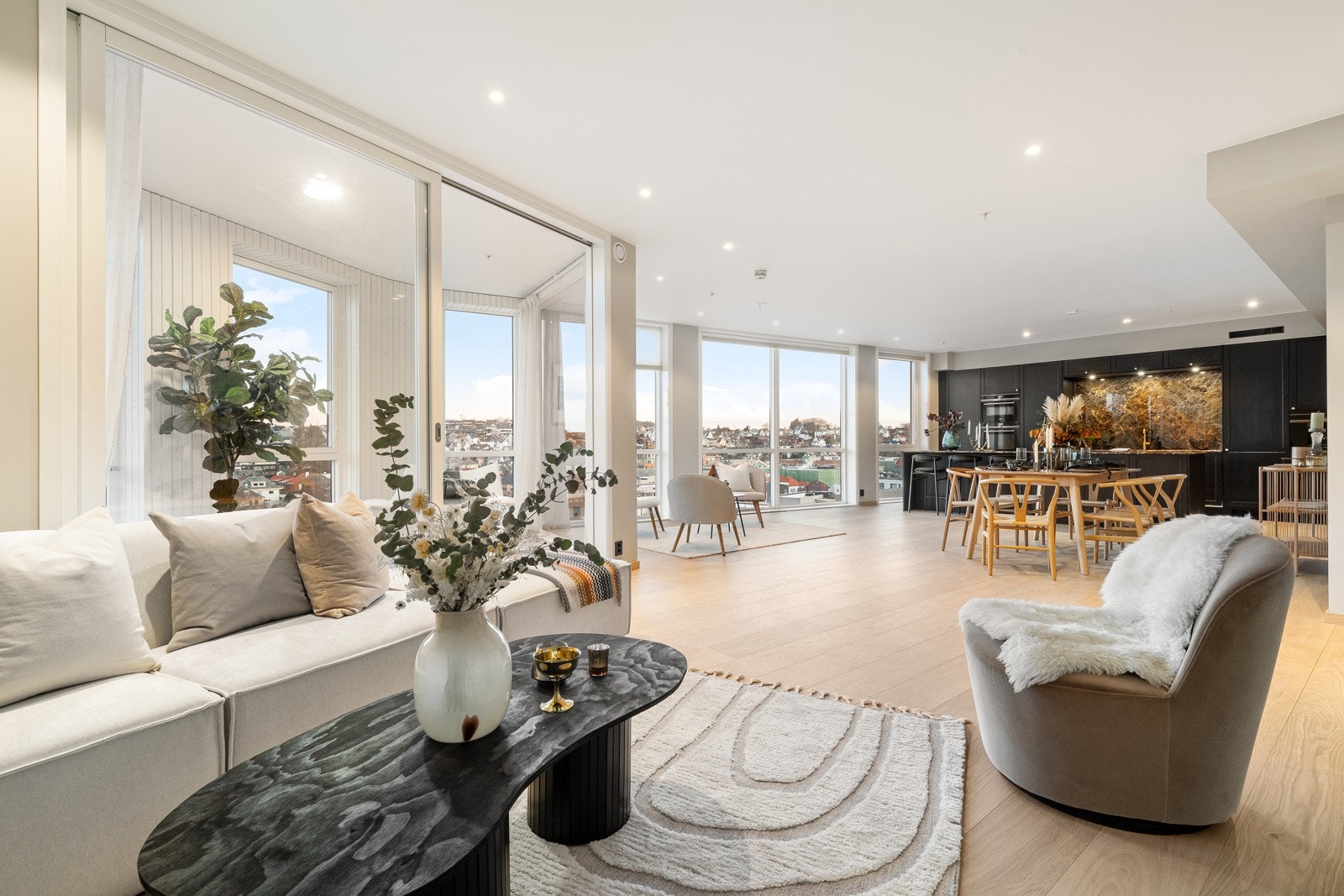 Fleksible møbleringsmuligheter i stuen gir beboerne frihet til å tilpasse rommet etter deres preferanser og behov Galleribilde