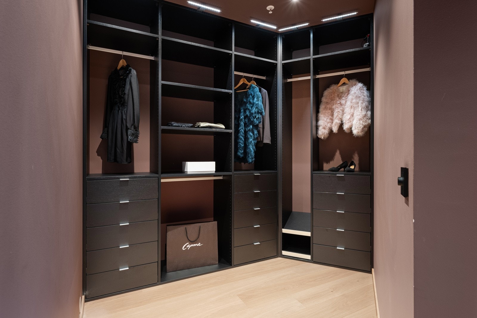 En romslig walk-in-garderobe gir praktisk og organisert oppbevaring av klær og tilbehør Galleribilde