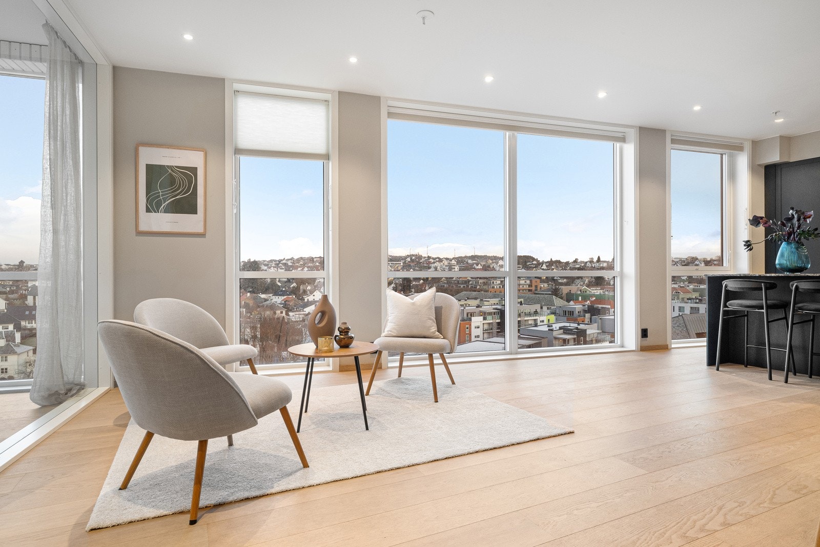 Utsikten gjennom de store vindusflatene er imponerende, og bringer omgivelsen inn i hjemmet Galleribilde