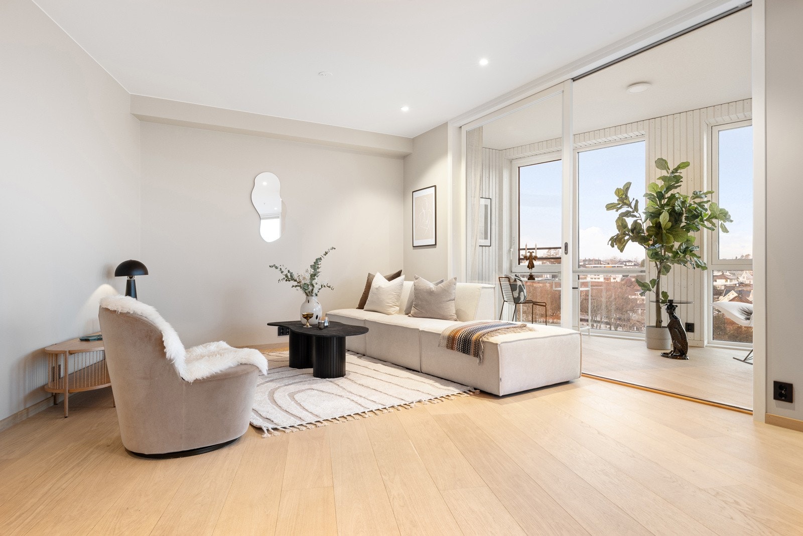 Stuen er romslig med god plass til flere soner Galleribilde