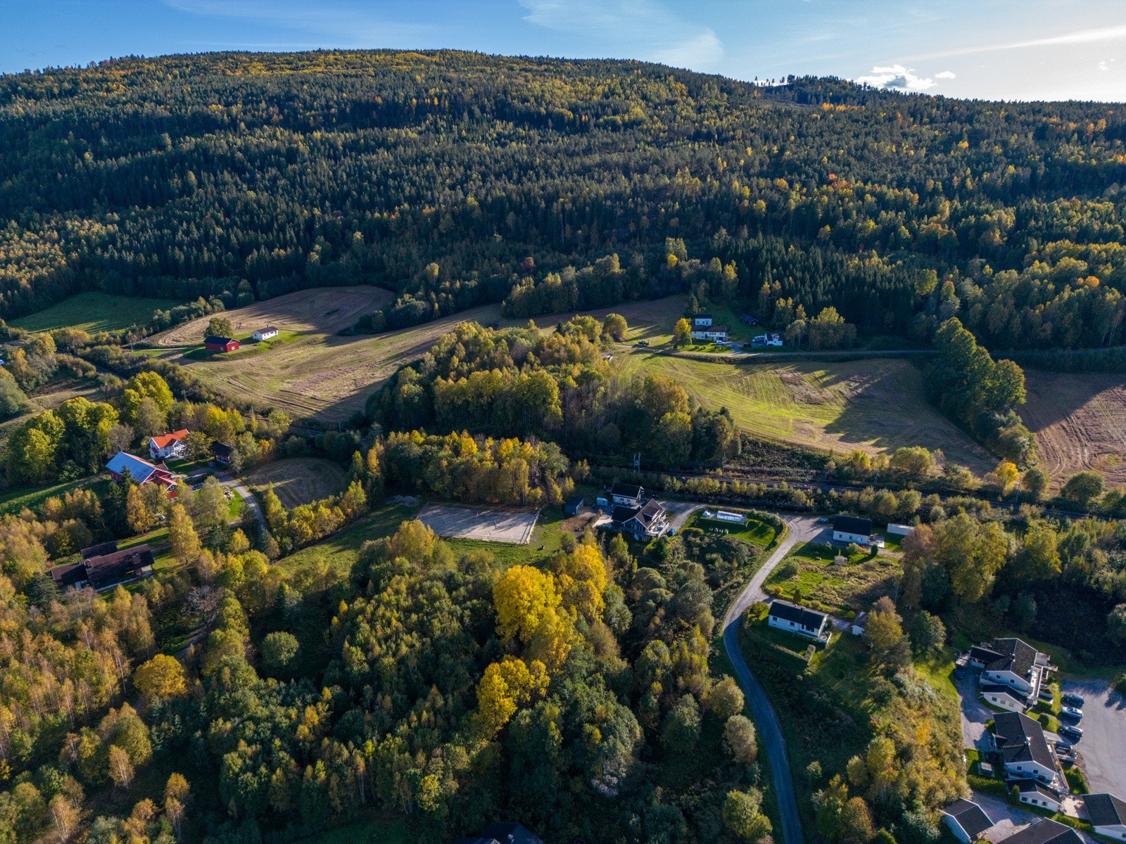 Dronefoto av området sett fra øst. Galleribilde