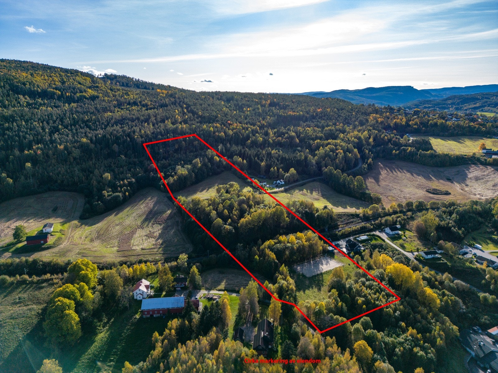 To parseller av eiendommen er markert i dronefoto. Våningshuset ligger i øvre midre del av markeringen. Galleribilde