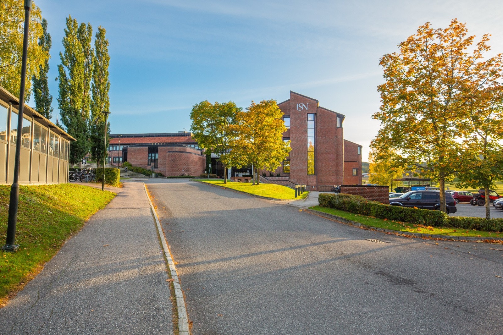 USN (Universitetet i Sør - Øst Norge) ligger ca. 5 minutter unna med bil. Galleribilde