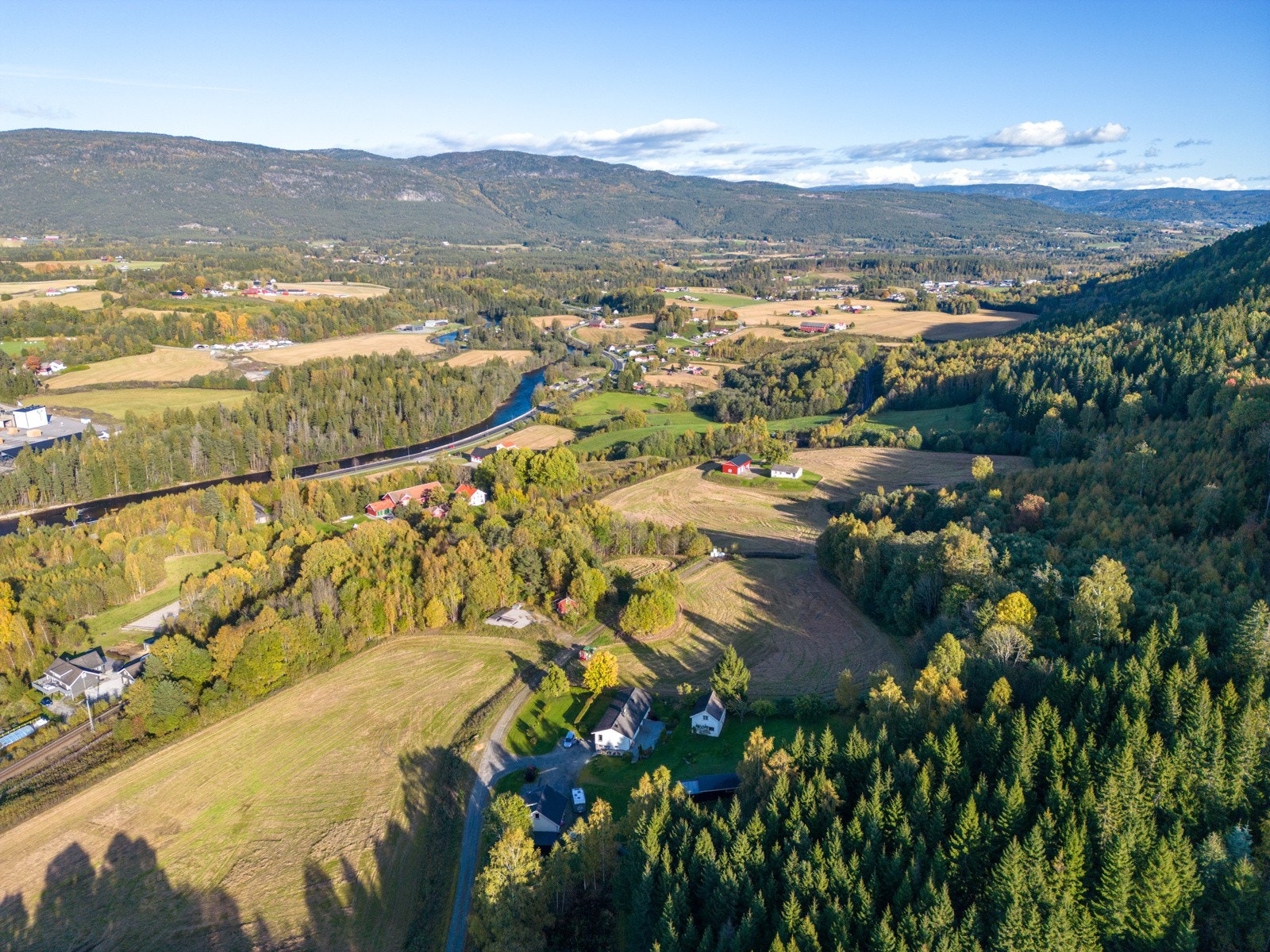 Dronefoto av deler eiendommen og området rundt. Galleribilde