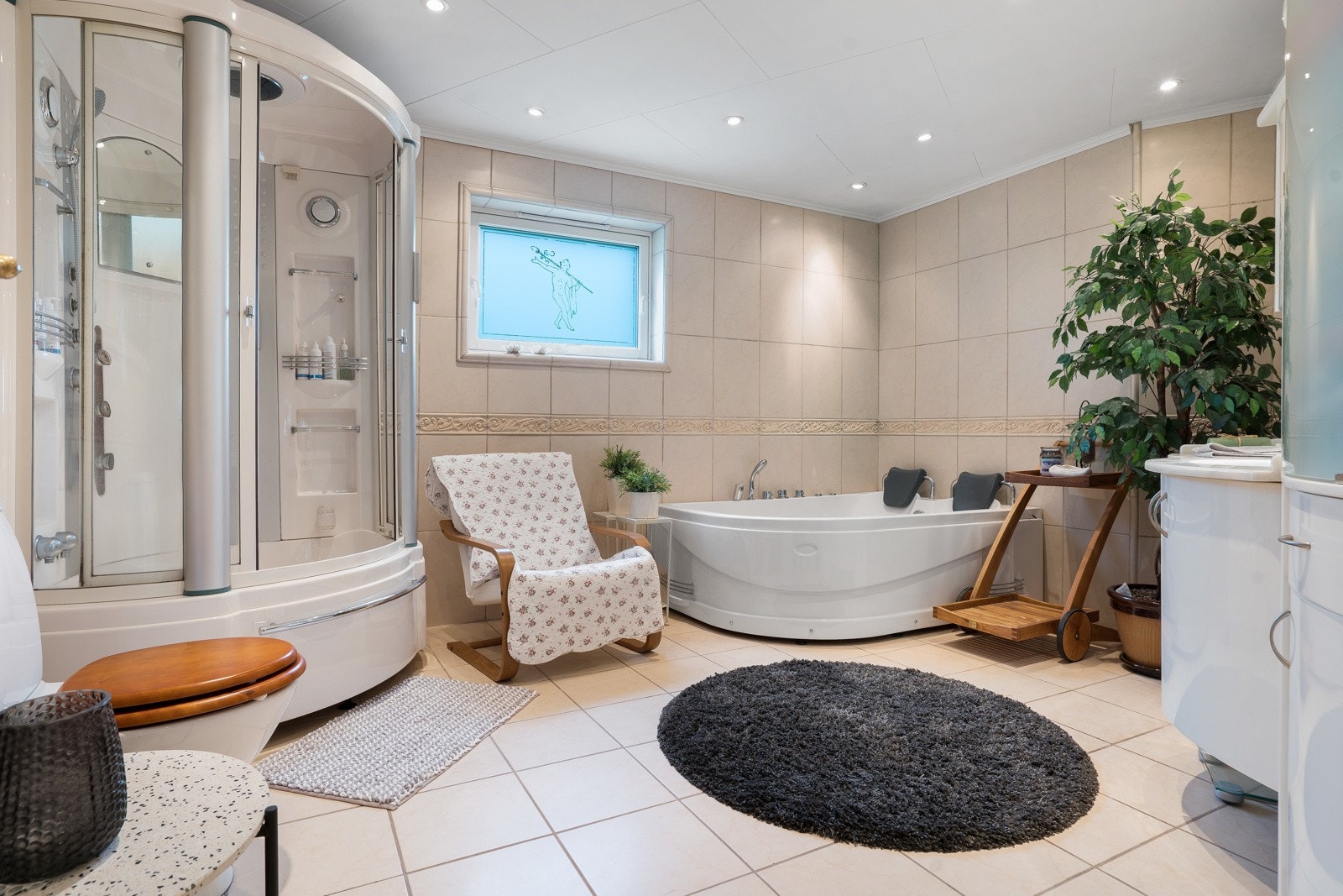 Baderommet i underetasjen har både stor innredning, badekar og dusjkabinett - et behagelig hjemmespa som gir deg rom til å puste ut. Galleribilde