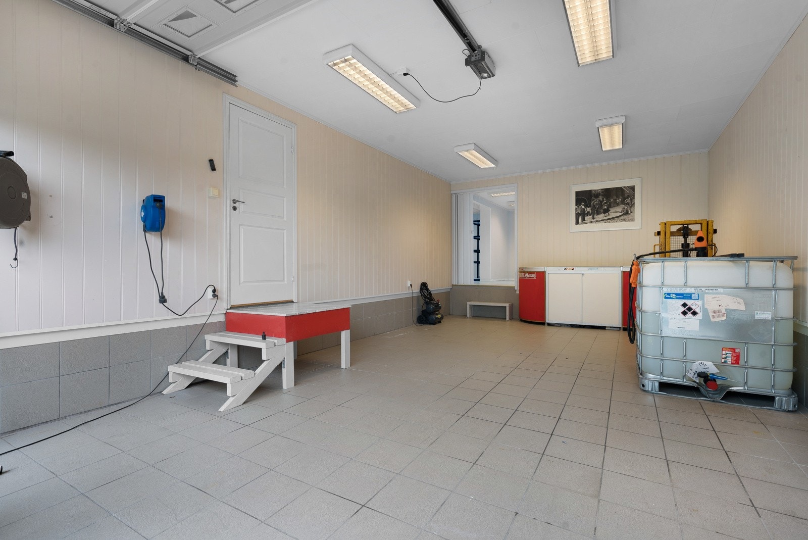 Det store tilbygget, inkl. garasjen og terrassen, ble oppført i 2006. Byggetegninger på hovedhus og begge tilbyggene kan sees i salgsoppgaven. Galleribilde