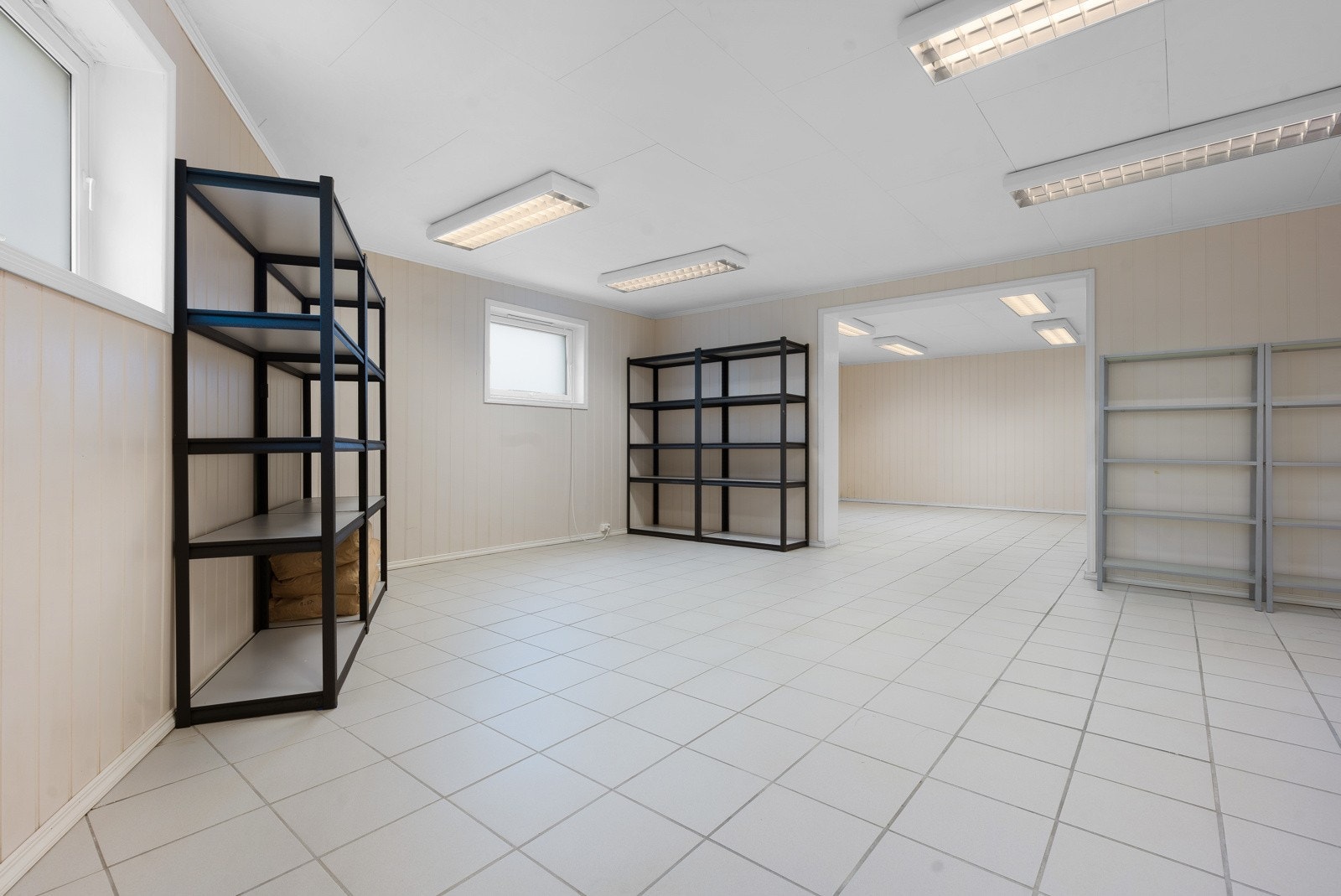 Potensialet er til stede både for evt. ytterligere utleiemuligheter, hjemmekino, verksted, eller kanskje en golfsimulator? Her har du uante muligheter! Galleribilde