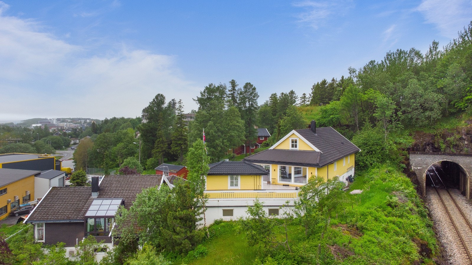 Dette er en eiendom som så absolutt kan tilfredsstille de fleste familiesituasjoner, hobbyer og boligdrømmer. Galleribilde