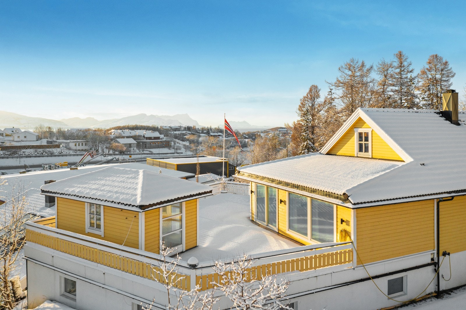 Boligen hviler på en romslig og flott opparbeidet tomt, oppmålt til 1 154 kvm. Galleribilde