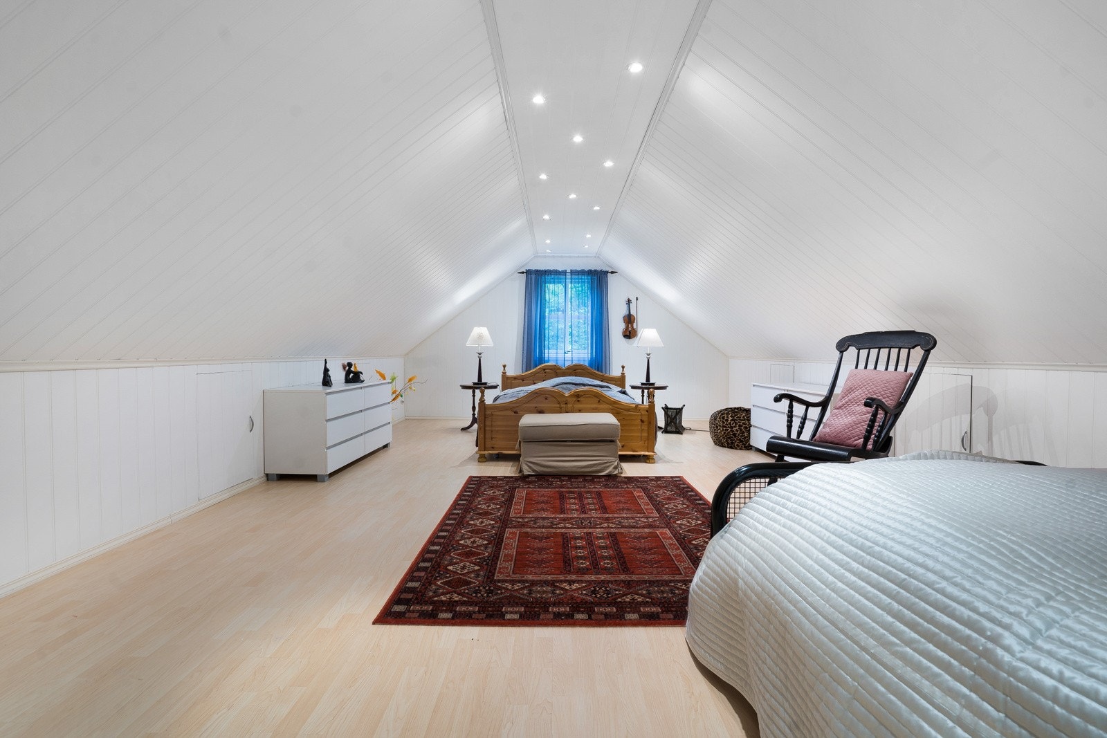 Etasjen har også to svært romslige soverom. Galleribilde
