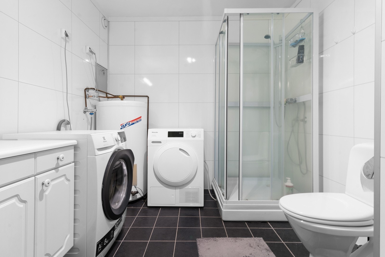 Badet i utleiedelen ble oppusset i 2014, med baderomspanel på vegg, fliser på gulv, ny membran og sluk. Galleribilde