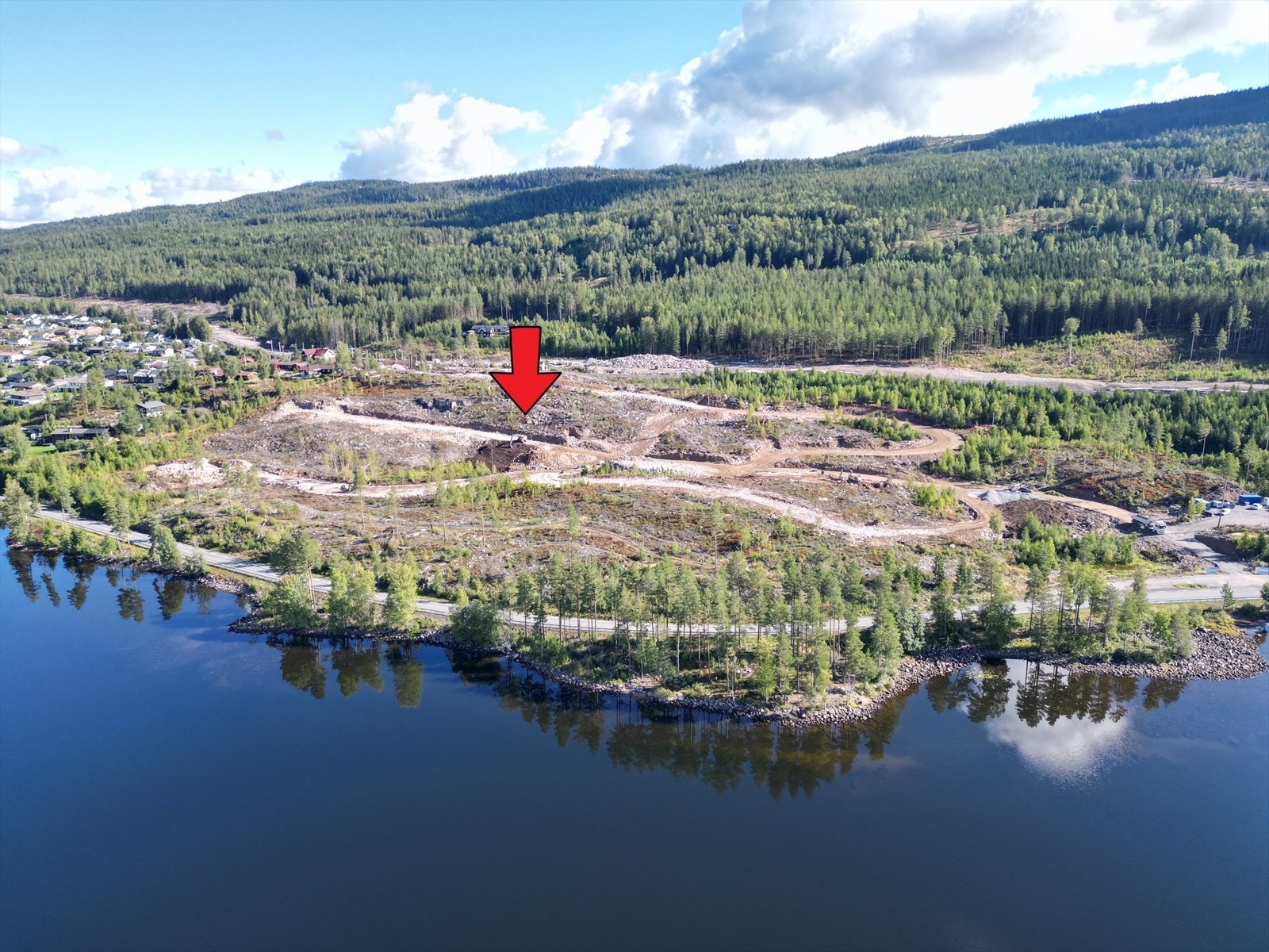 Pilen viser ca. hvor tomt 11 befinner seg på feltet. Galleribilde