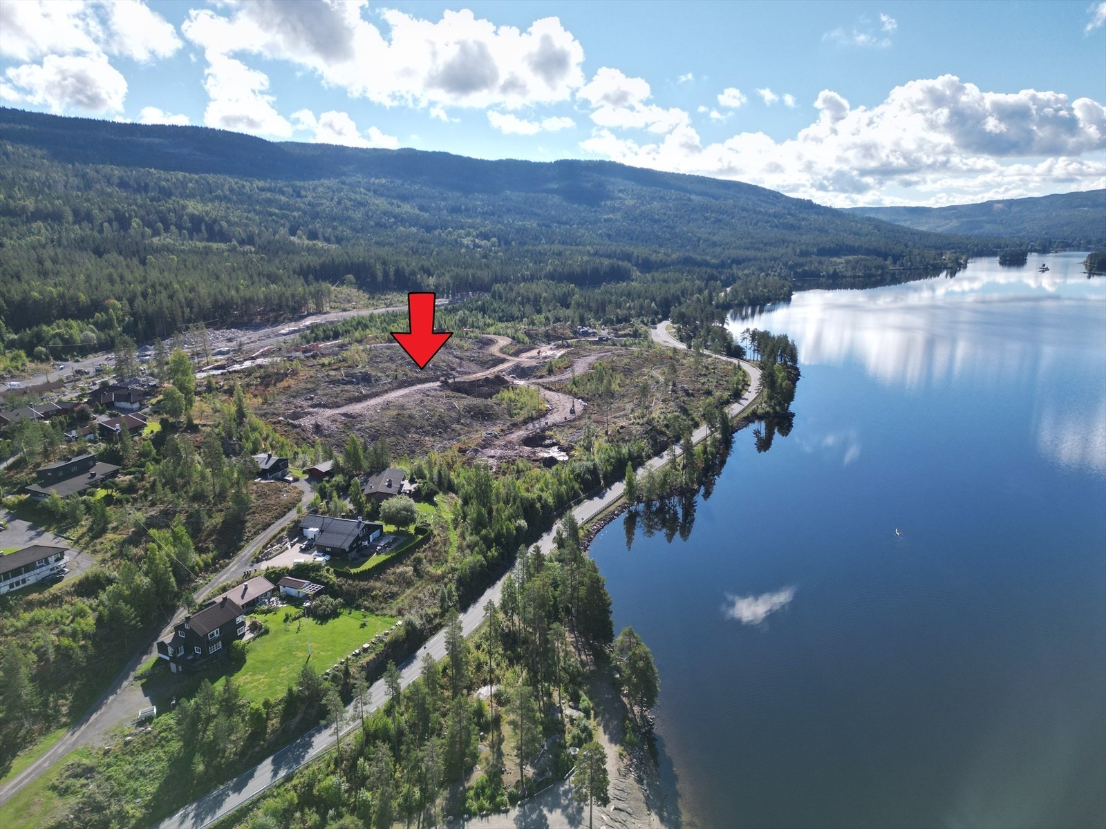 Harestua ligger ca. 45 min fra Oslo S og ca. 30 min fra Gardermoen. Harestuvannet tilbyr hygge og kos sommer som vinter. Galleribilde