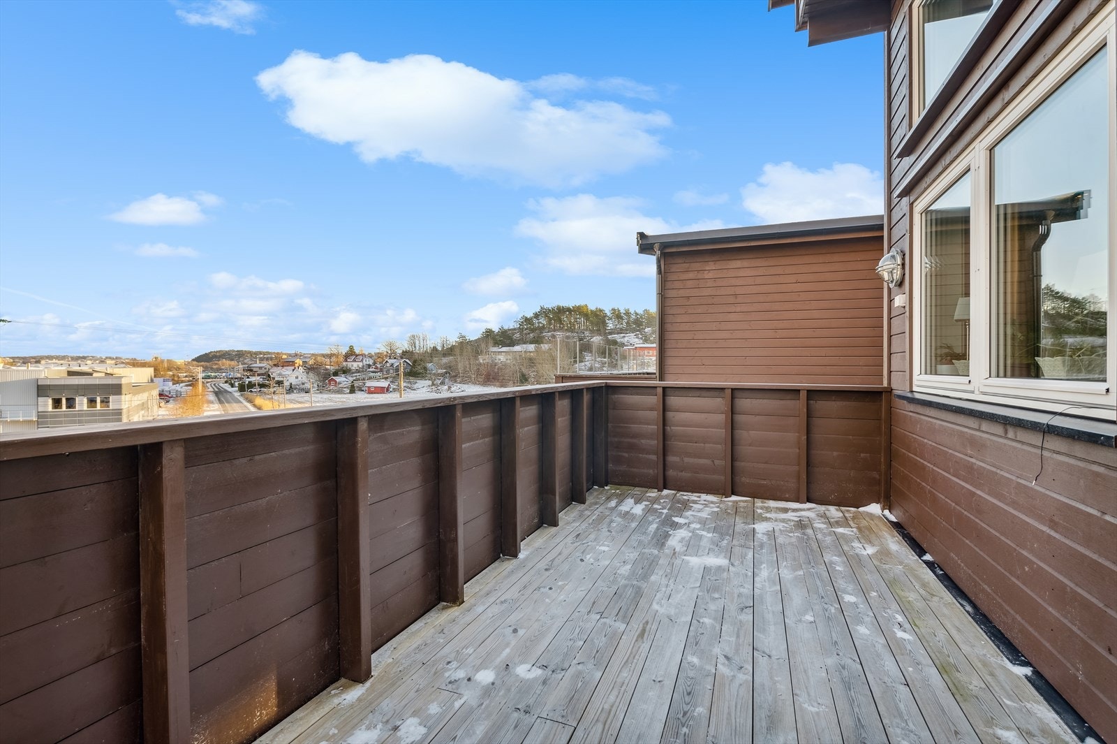 Terrasse med adkomst fra stuen i 2. etasje. Galleribilde