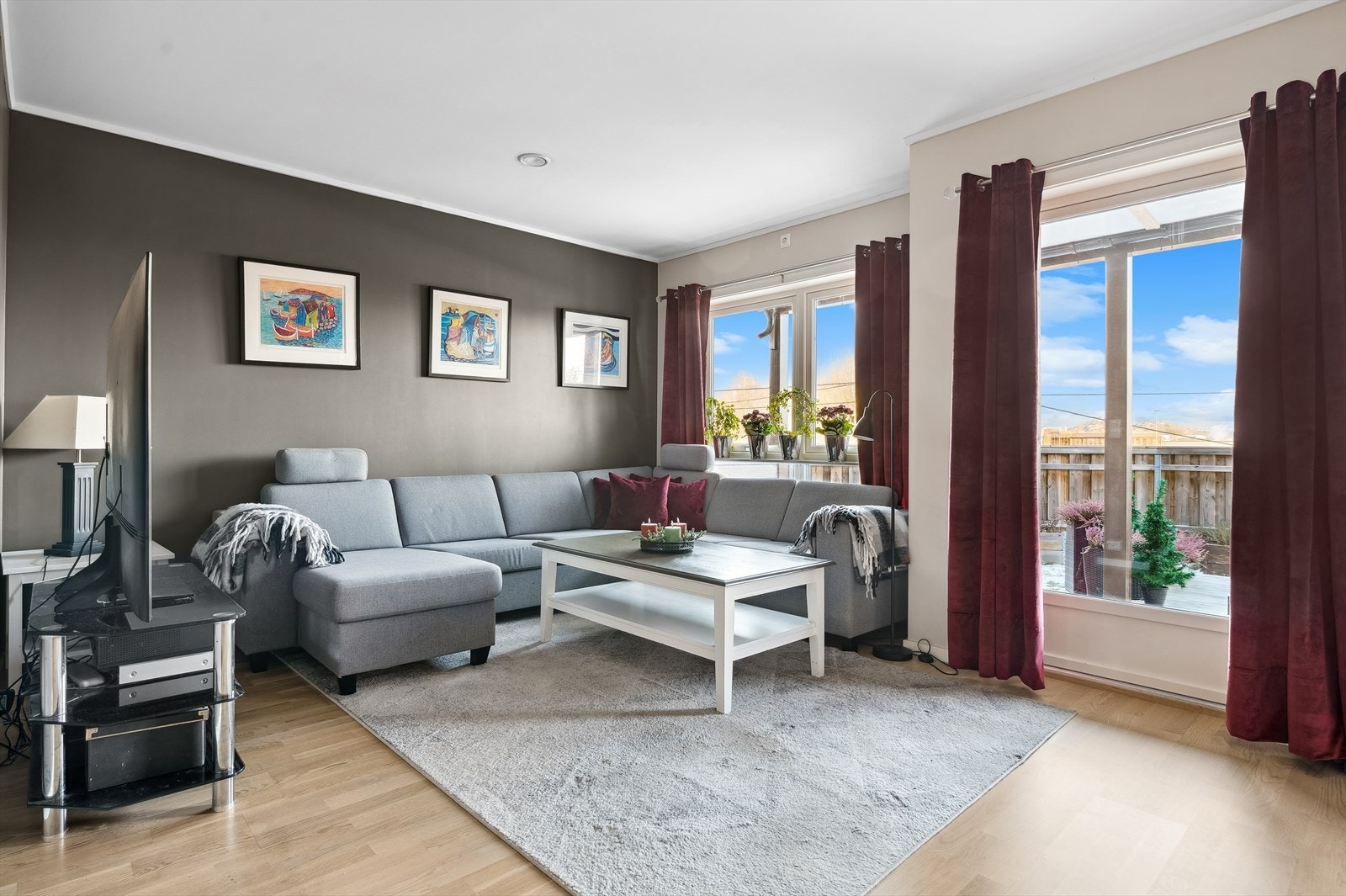 Fra stuen er det utgang til en stor terrasse på baksiden av huset. Galleribilde