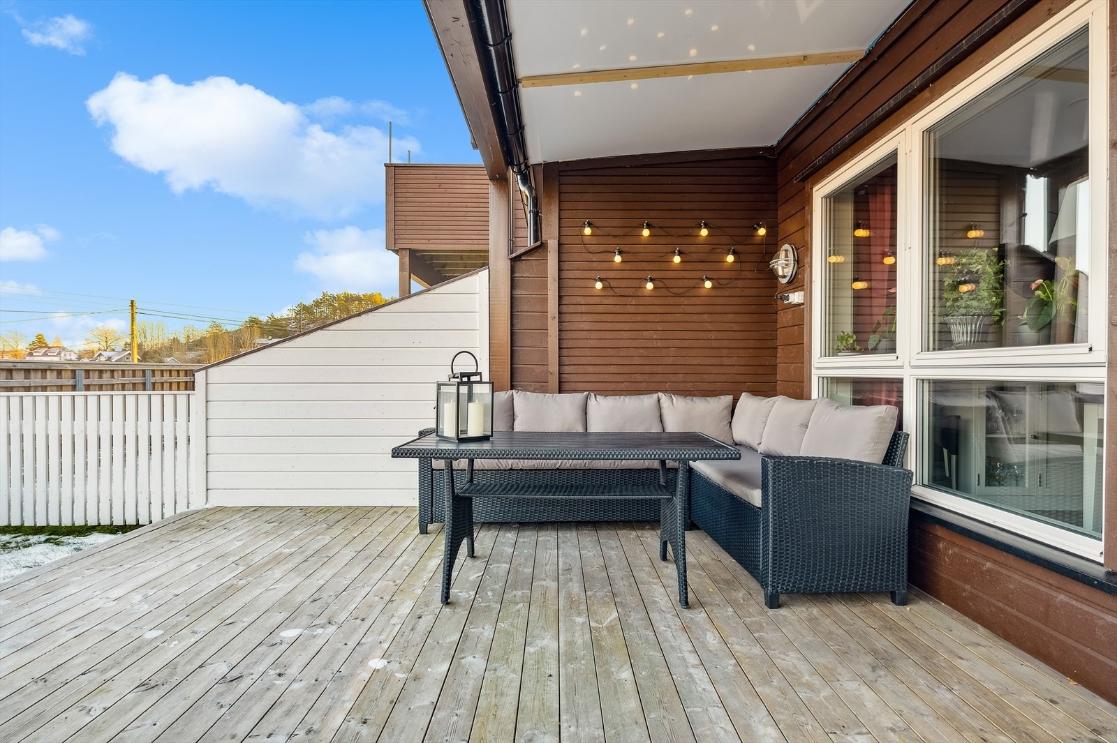 Hyggelig terrasse med adkomst fra stuen i 1. etasje. Galleribilde