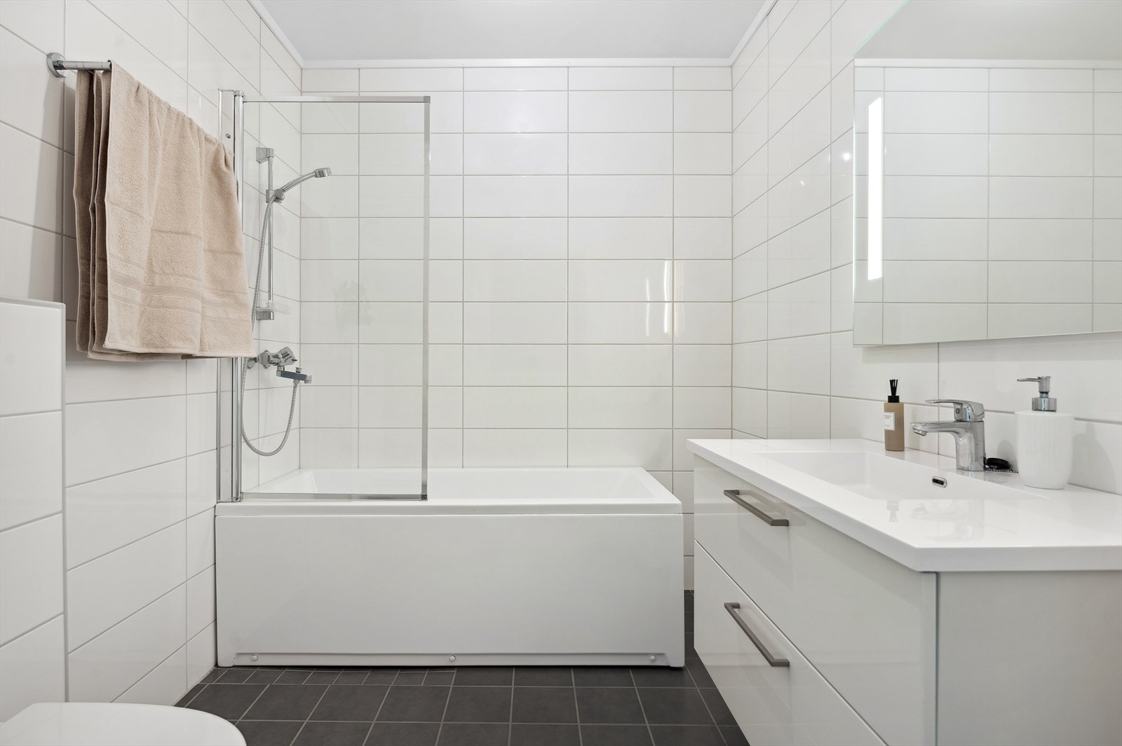 Baderom i 2. etasje med badekar. Galleribilde