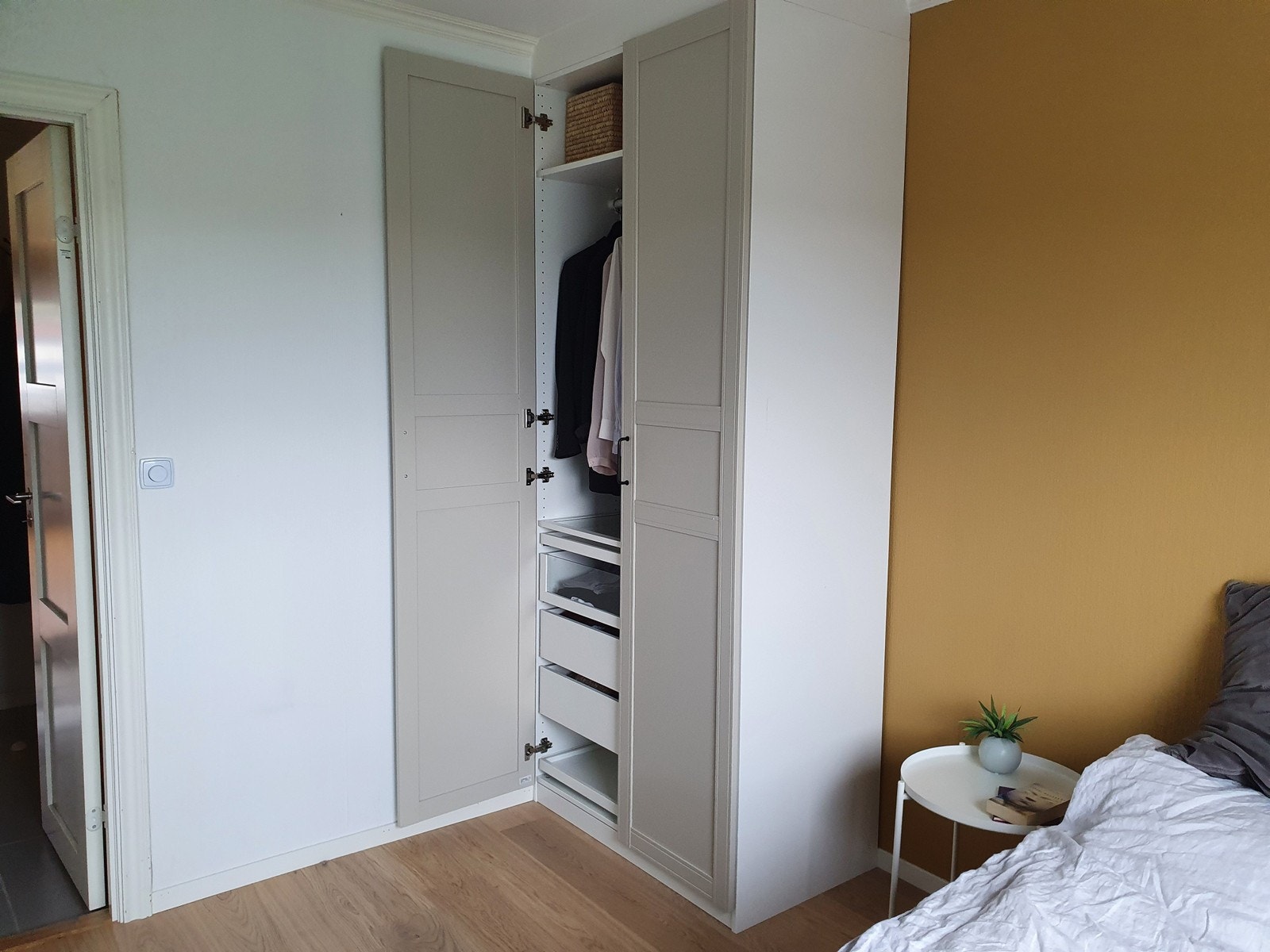 og har også plassbygget klesskap Galleribilde