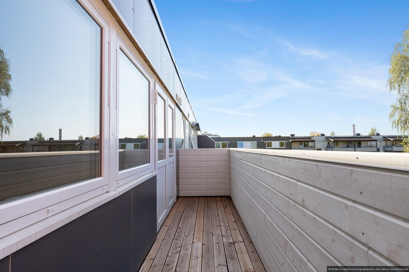 Vestvendt balkong - sameiet fikk nye fasader og balkonger for noen år siden Galleribilde