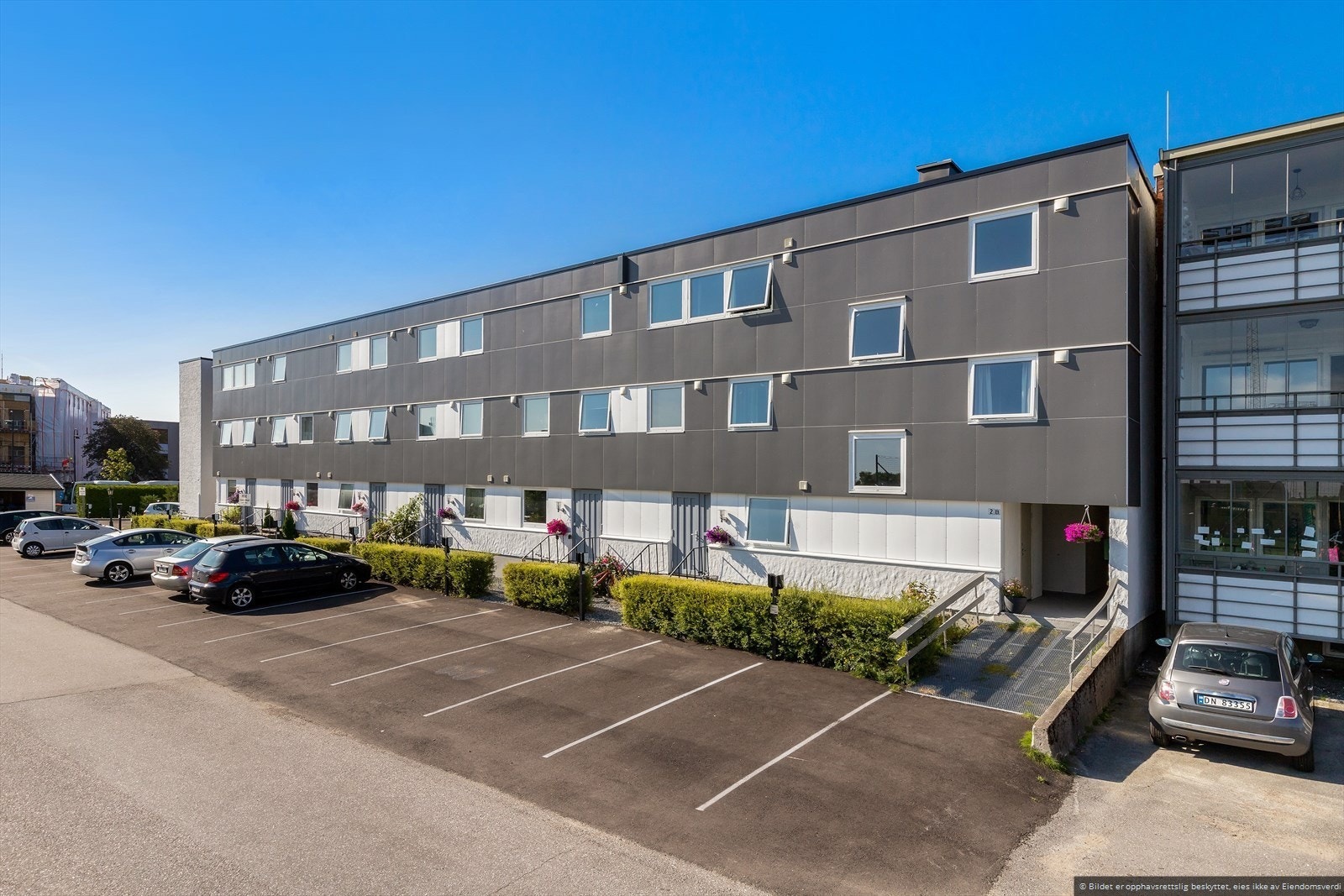 Fasade sett fra øst - i "ny drakt". Her har man også egen biloppstillingsplass Galleribilde