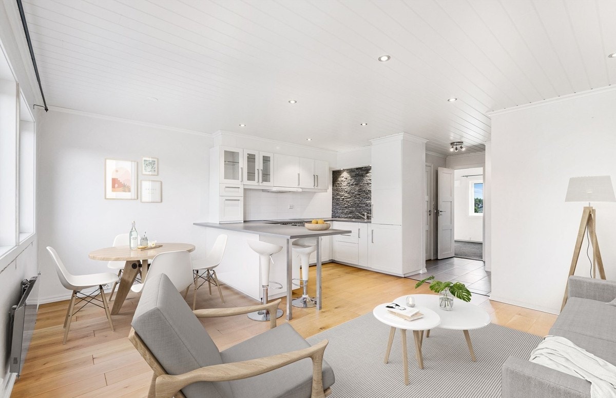 Leiligheten er meget pent innredet i lyse og moderne farger. NB! Digital styling fra stuebildene Galleribilde