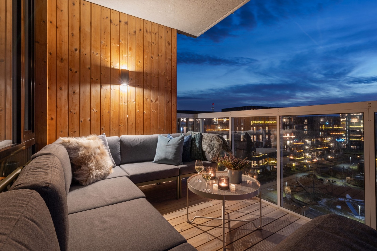 Overbygd, usjenert balkong, skjermet for vær og vind. Galleribilde