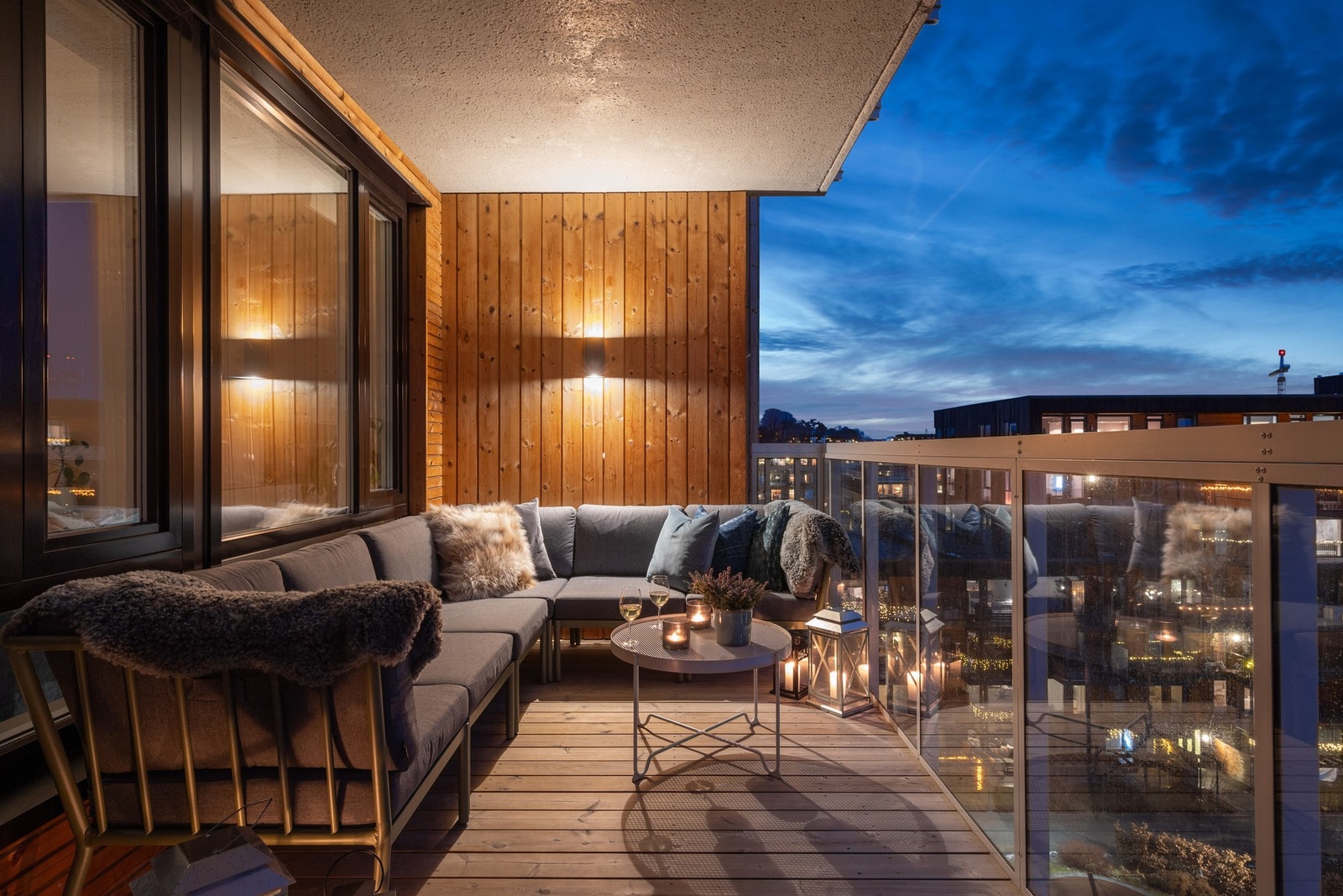 Leilighetens balkong på ca. 12 kvm har god plass til utemøblement. Galleribilde