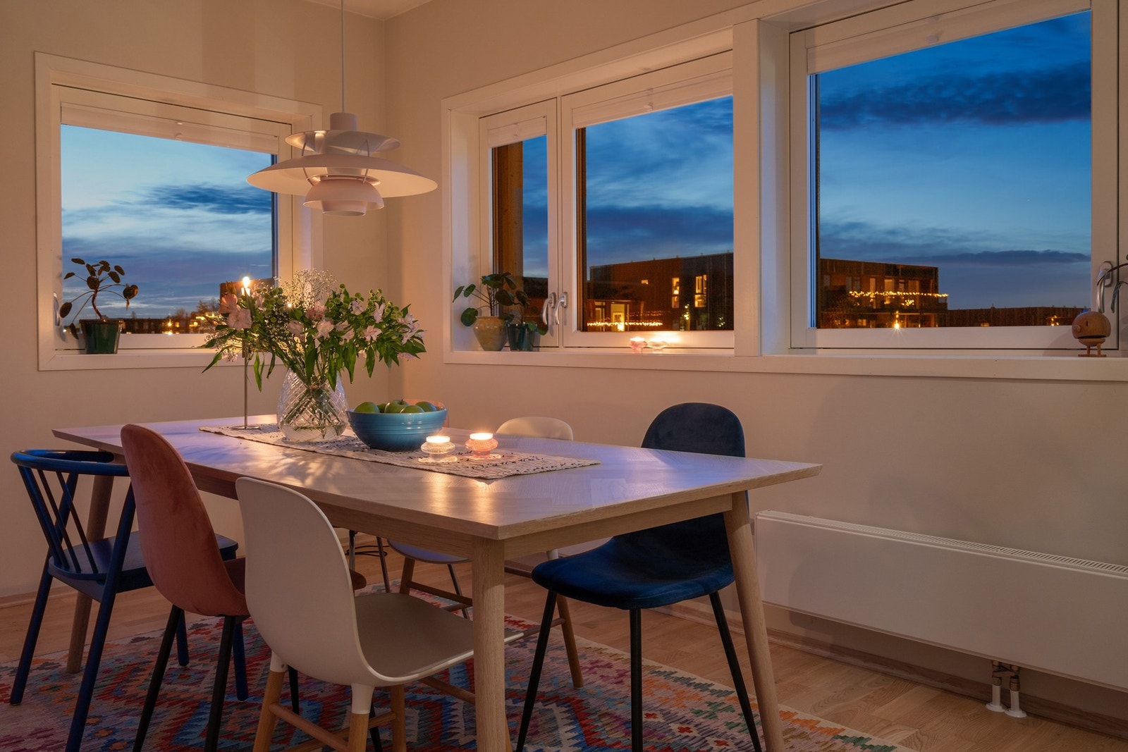 Kjøkkenet er adskilt fra stuen og har rikelig med plass til stort spisebord, utmerket egnet for sosiale sammenkomster. Galleribilde