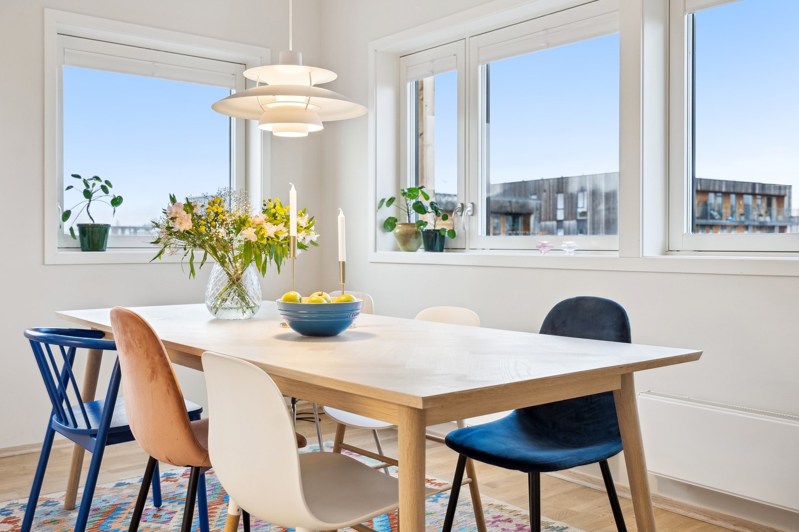 Kjøkkenets mange vinduer gir rikelig med naturlig lys. Galleribilde