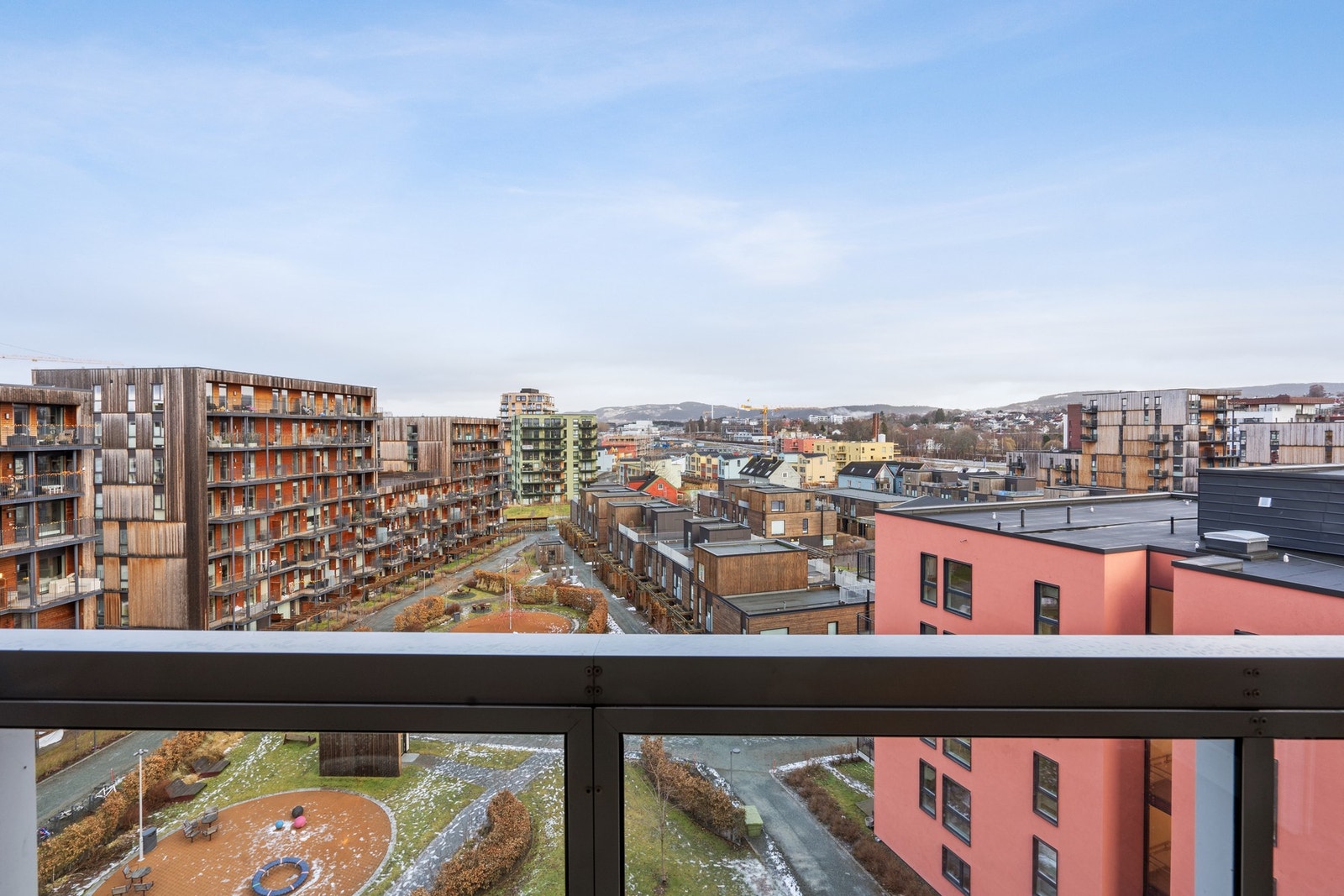 Fellesarealet er pent opparbeidet med internstier, benker, lekeapparat, samt trær og prydbusker. Galleribilde