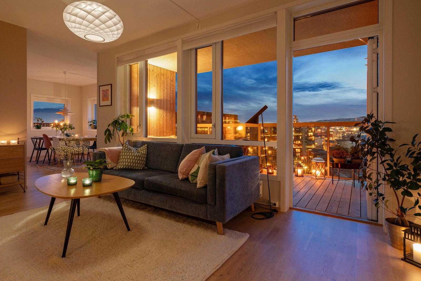 Leiligheten nyter usjenert beliggenhet i 7. etasje som til sammen har kun tre boenheter. Galleribilde