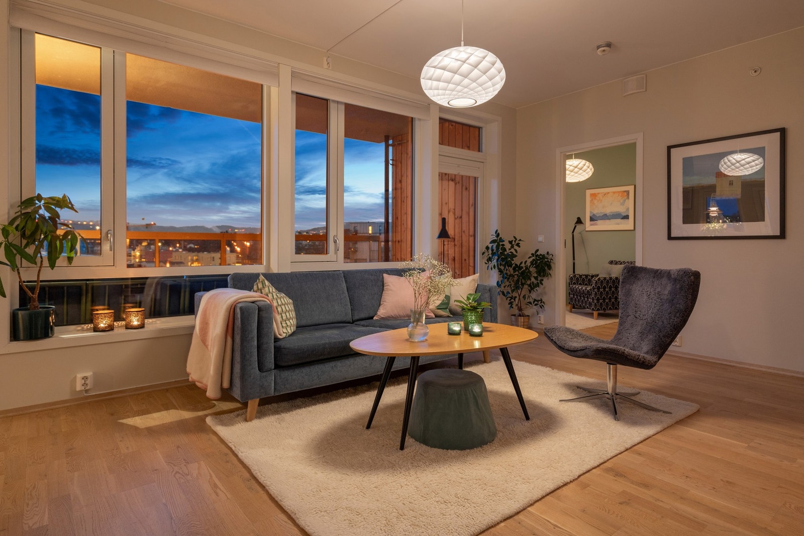 Boligen består av stue, kjøkken, 3 soverom, walk-in closet, bod, bad, toalettrom, entré og balkong. Boligen disponerer også bod og parkering i kjeller. Galleribilde