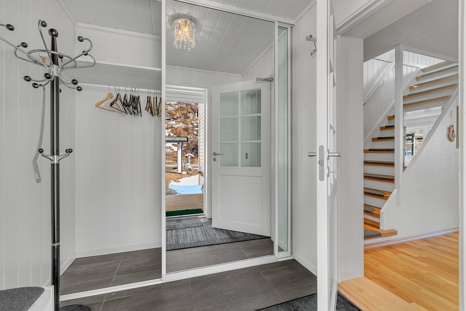 Hovedleilighet - 1etg - Entré.jpg Galleribilde