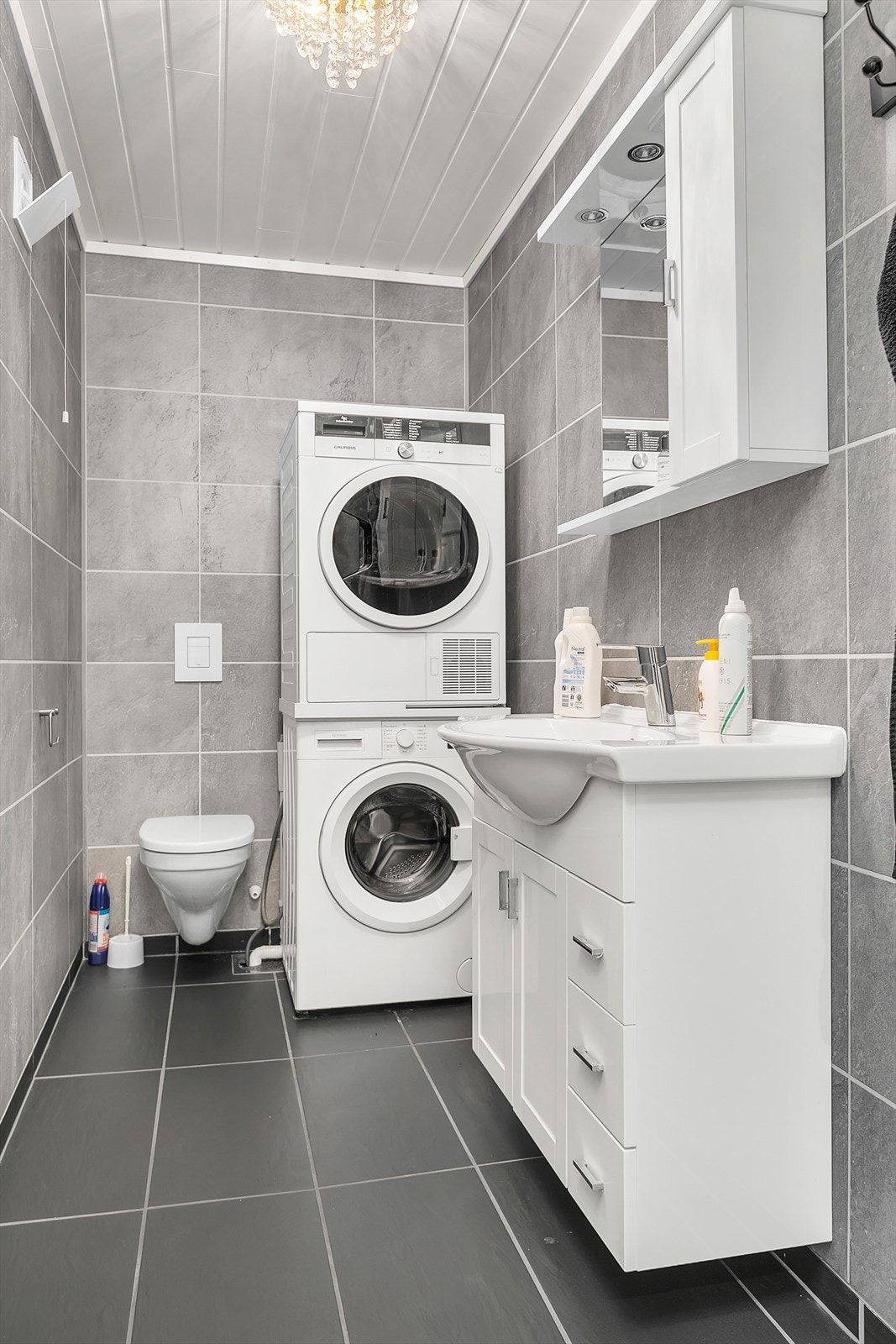 Hovedleilighet - 1etg - WC-Vaskerom.jpg Galleribilde