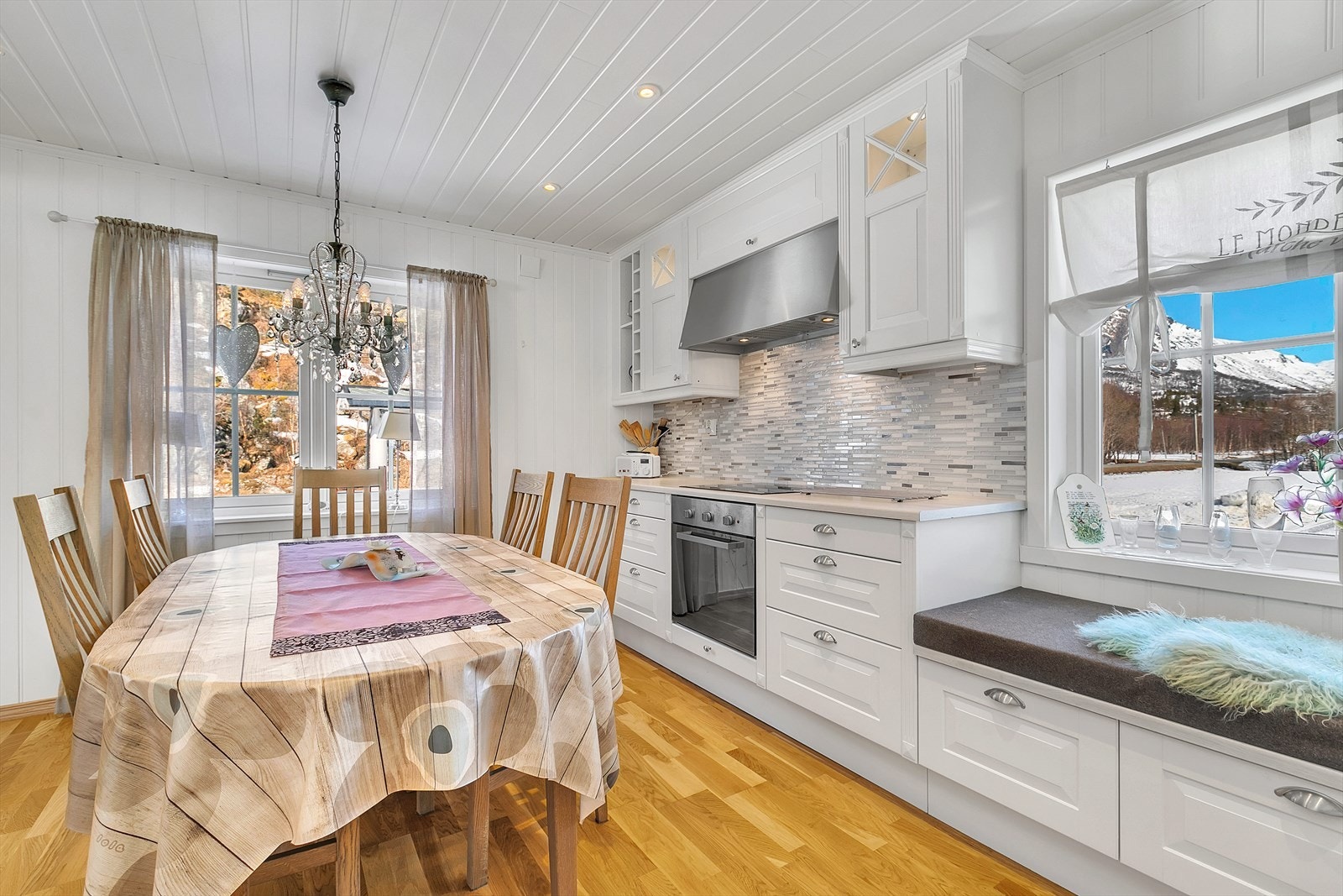 Hovedleilighet - 1etg - Kjøkken_06.jpg Galleribilde