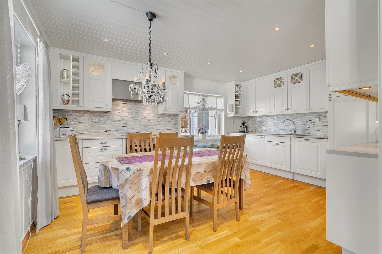 Hovedleilighet - 1etg - Kjøkken_01.jpg Galleribilde