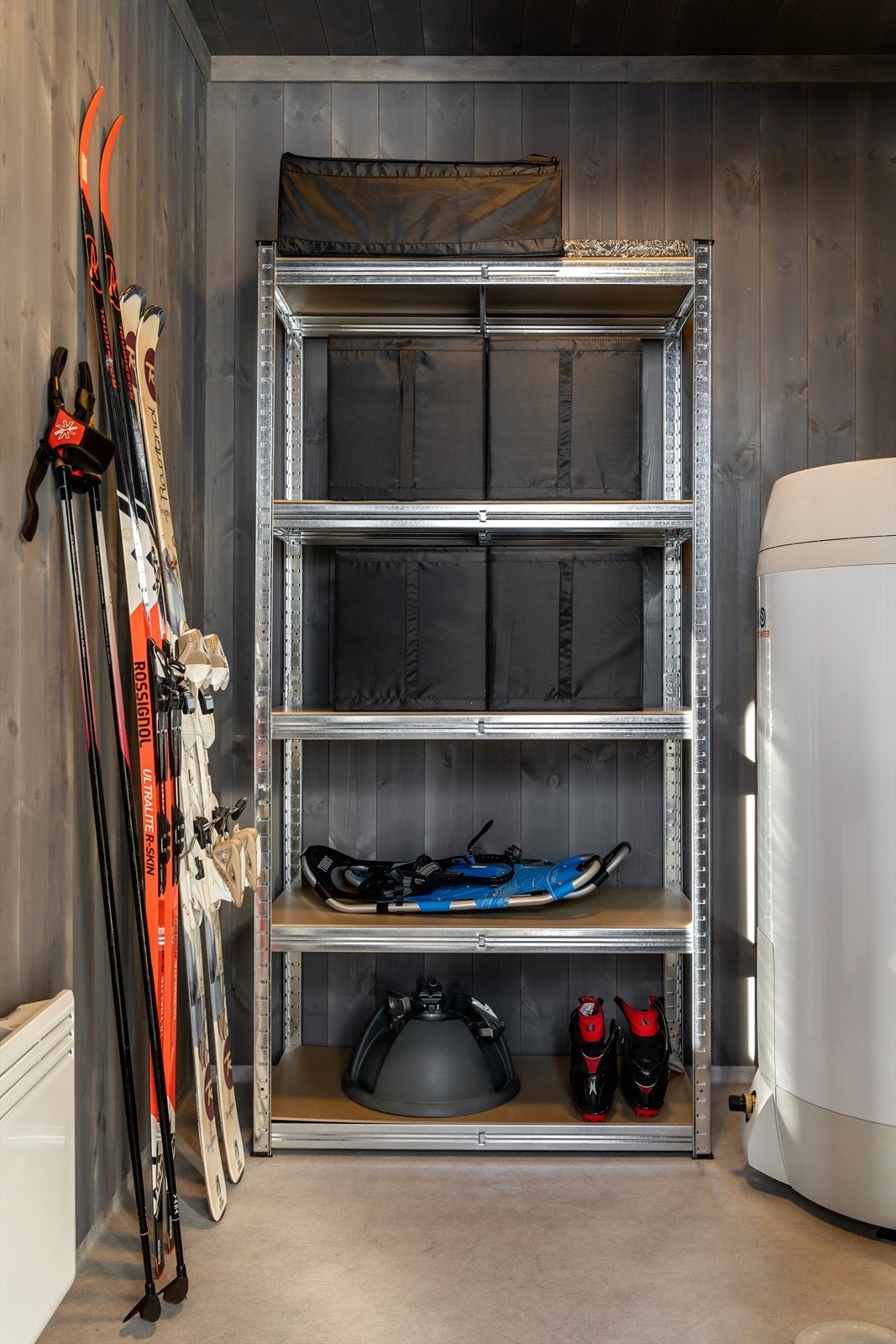Romslig bod med god plass til oppbevaring (Bilder tatt fra leilighet i bygg D). Galleribilde