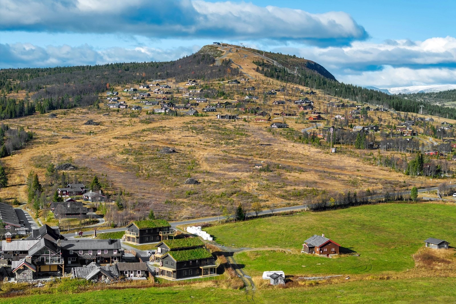 Med ski inn/ski ut både på alpint og langrenn går aktivitet og ro hånd i hånd (bilde tatt i høst). Galleribilde