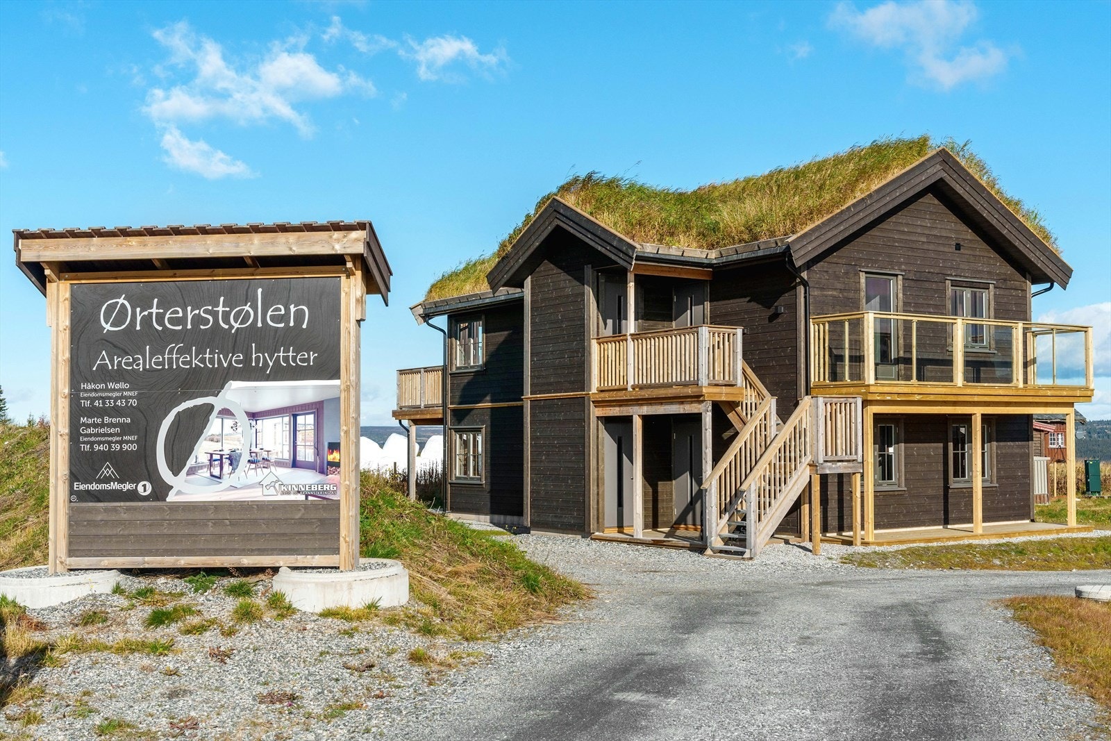 Utgang til stor solrik terrasse fra stue og et av soverommene (bilder tatt i høst). Galleribilde