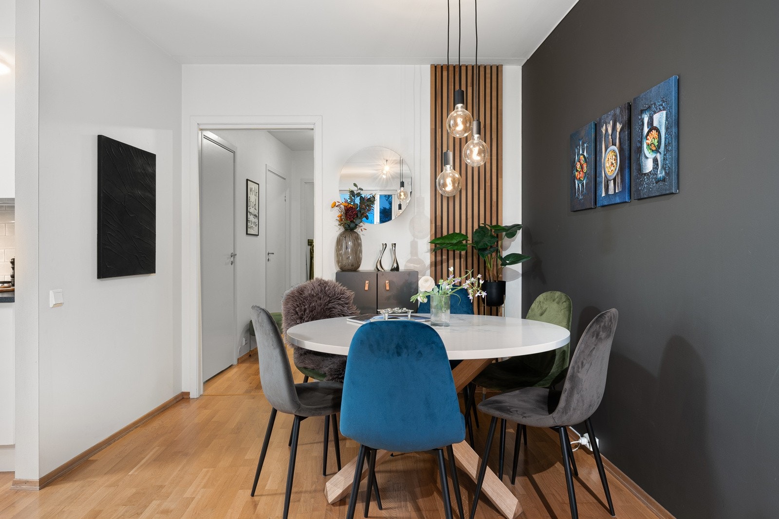 Spisebordet har sin naturlige plass mellom kjøkken og stue. Her er det også montert ny taklampe. Galleribilde