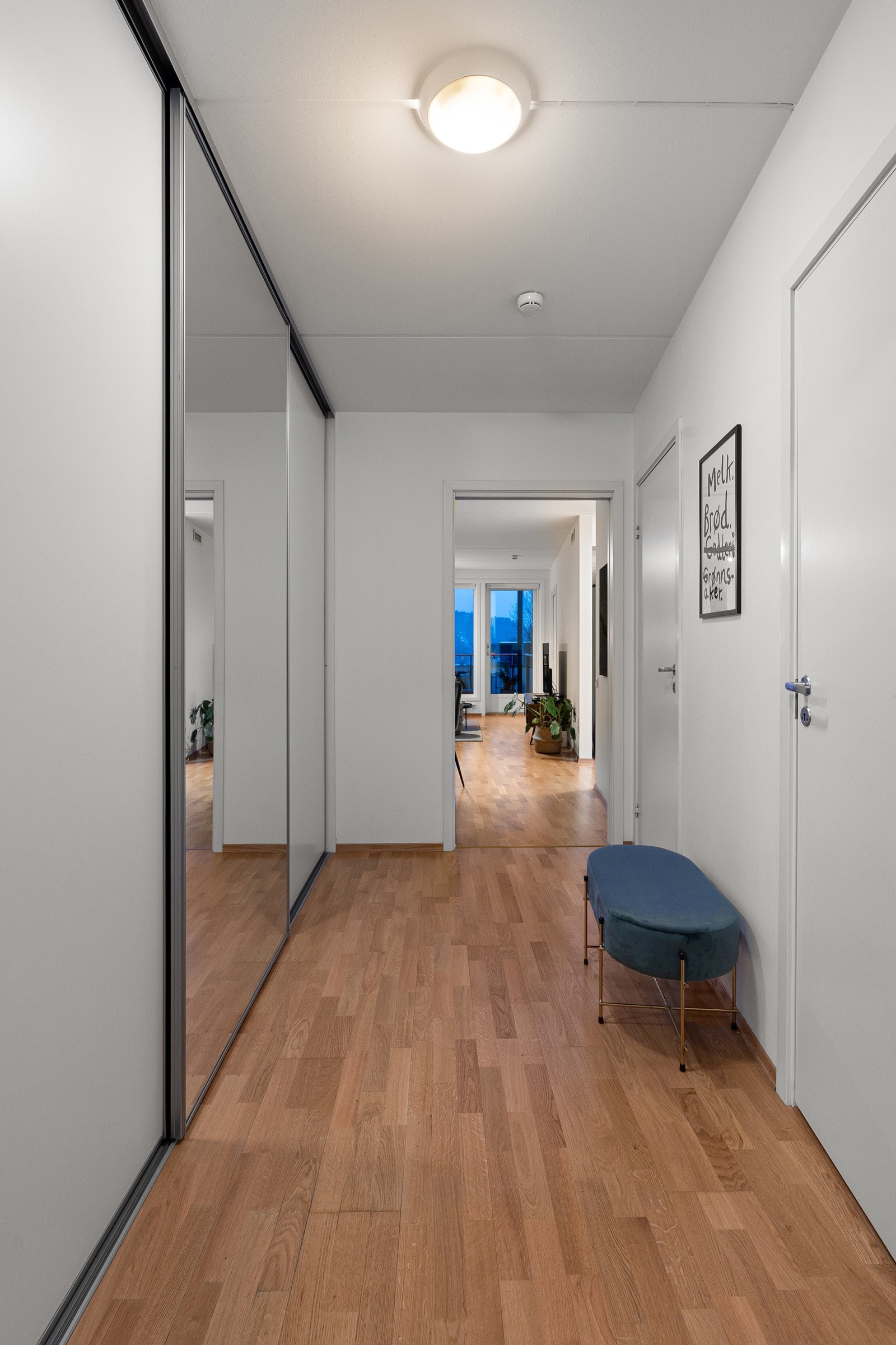 Leiligheten framstår velholdt og har praktisk planløsning med egen inngang fra svalgang, romslige oppholdsrom og god lagringsplass. Galleribilde