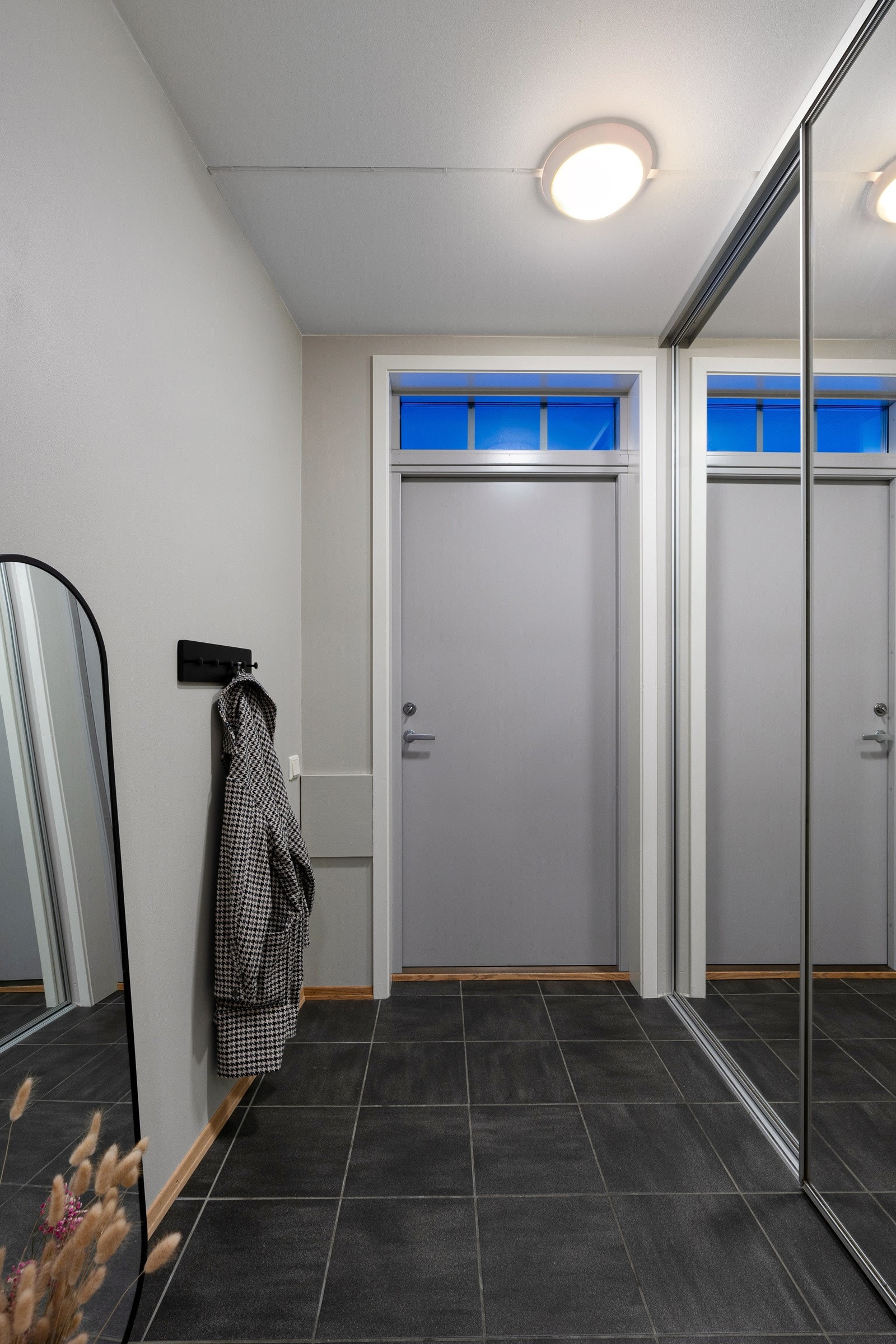 Velkommen inn! Entreen har skyvedørsgarderobe med god plass for sko og yttertøy. Fliser med gulvvarme. Galleribilde