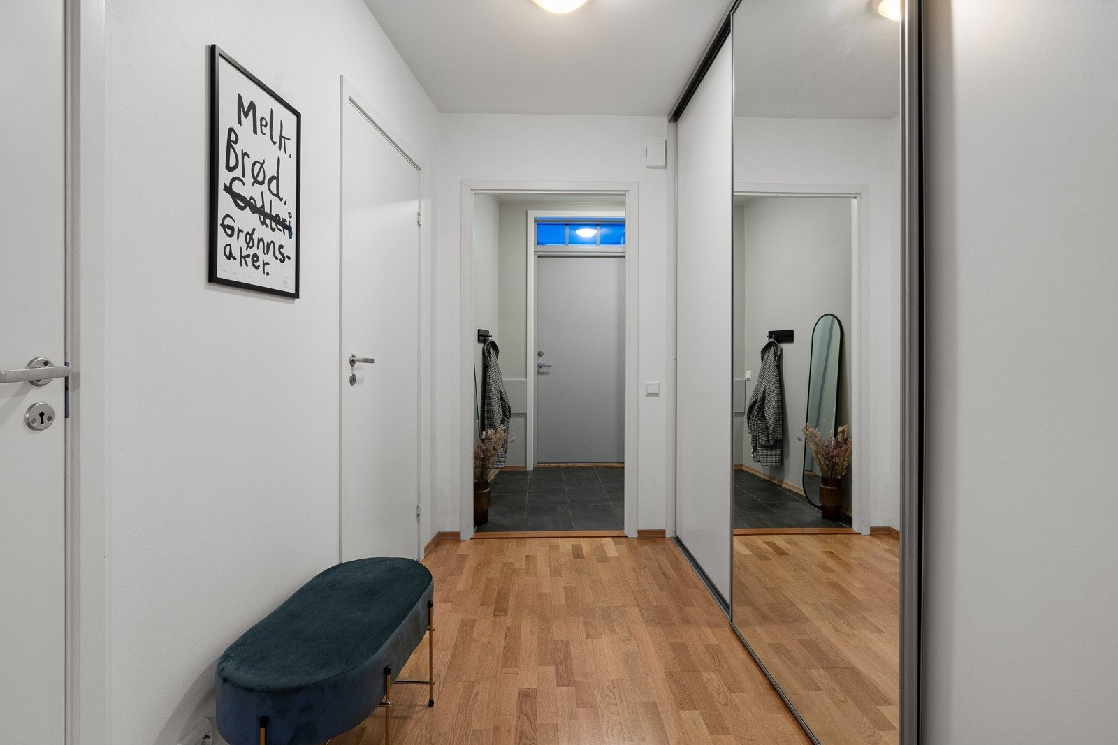 Videre inn i gangen er det også en stor skyvedørsgarderobe som fungerer som innvendig bod. Utmerket for å stue bort større ting. Galleribilde