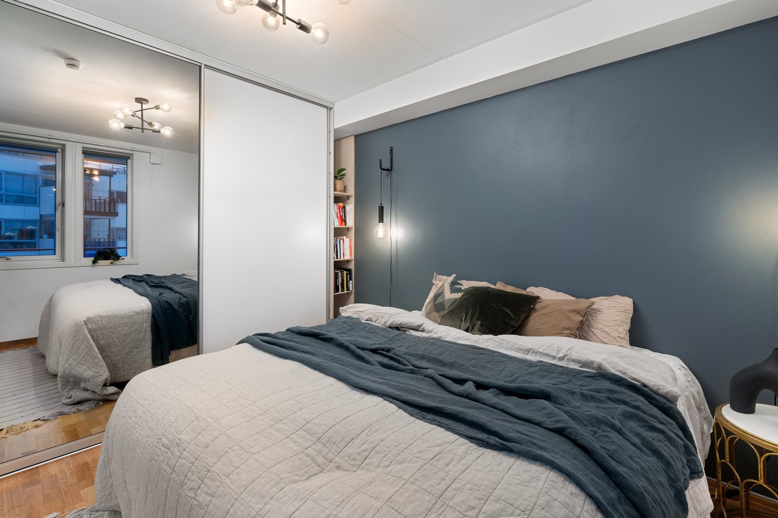 Det er satt inn stor skyvedørsgarderobe på hovedsoverommet som bidrar til gode oppbevaringsmuligheter. Galleribilde