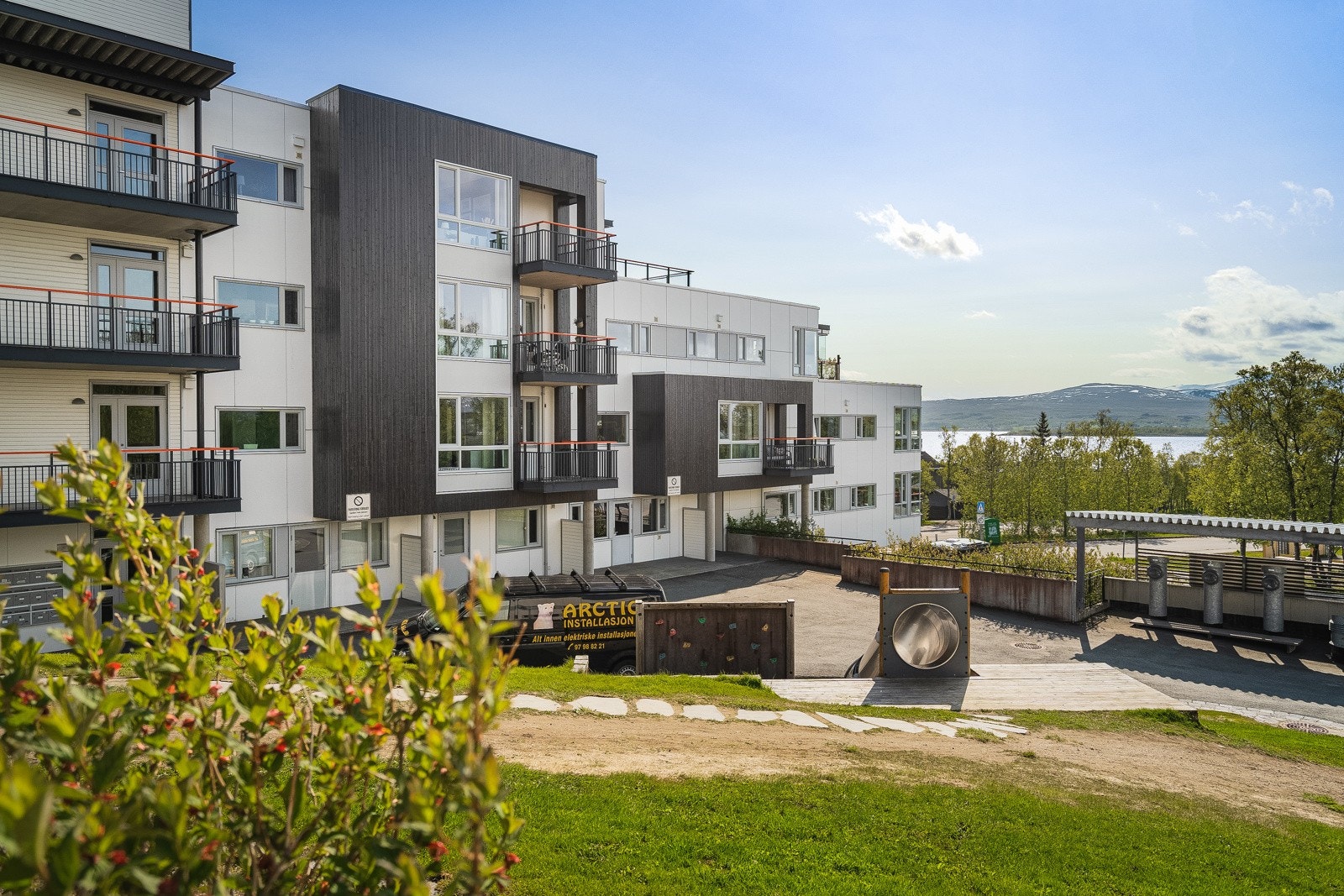 På sommeren framstår fellesområdene frodig og svært hyggelig. Galleribilde
