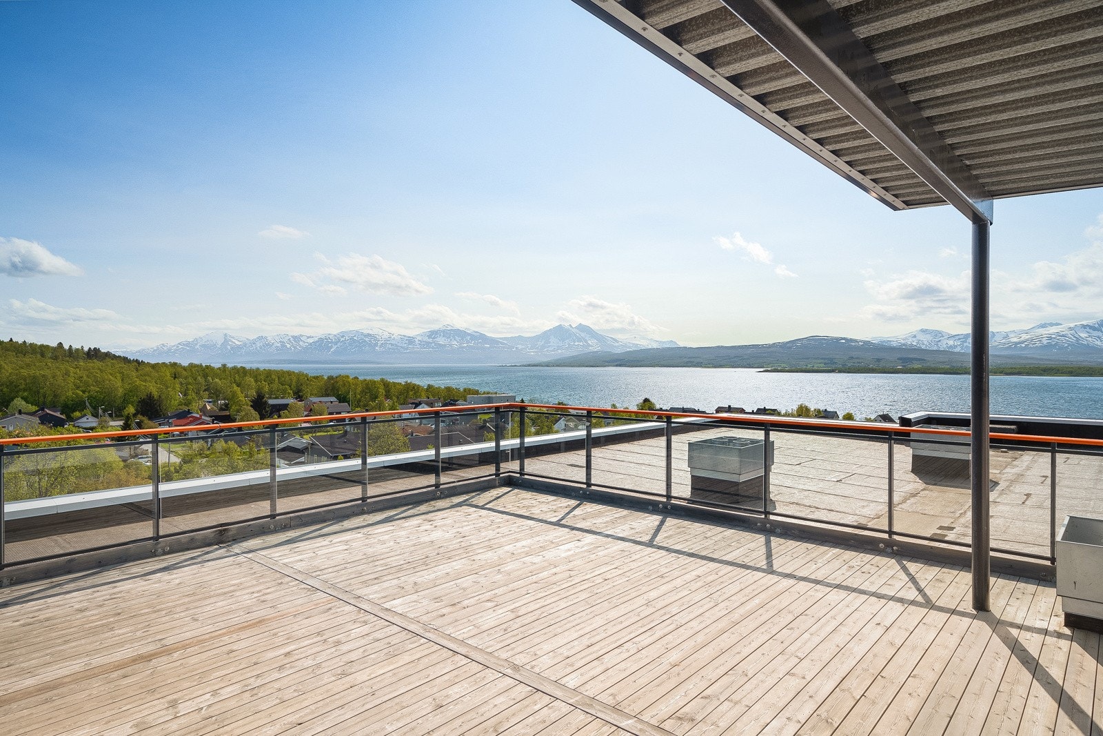 Stor og solrik felles takterrasse med fantastiske sol- og utsiktsforhold. Galleribilde