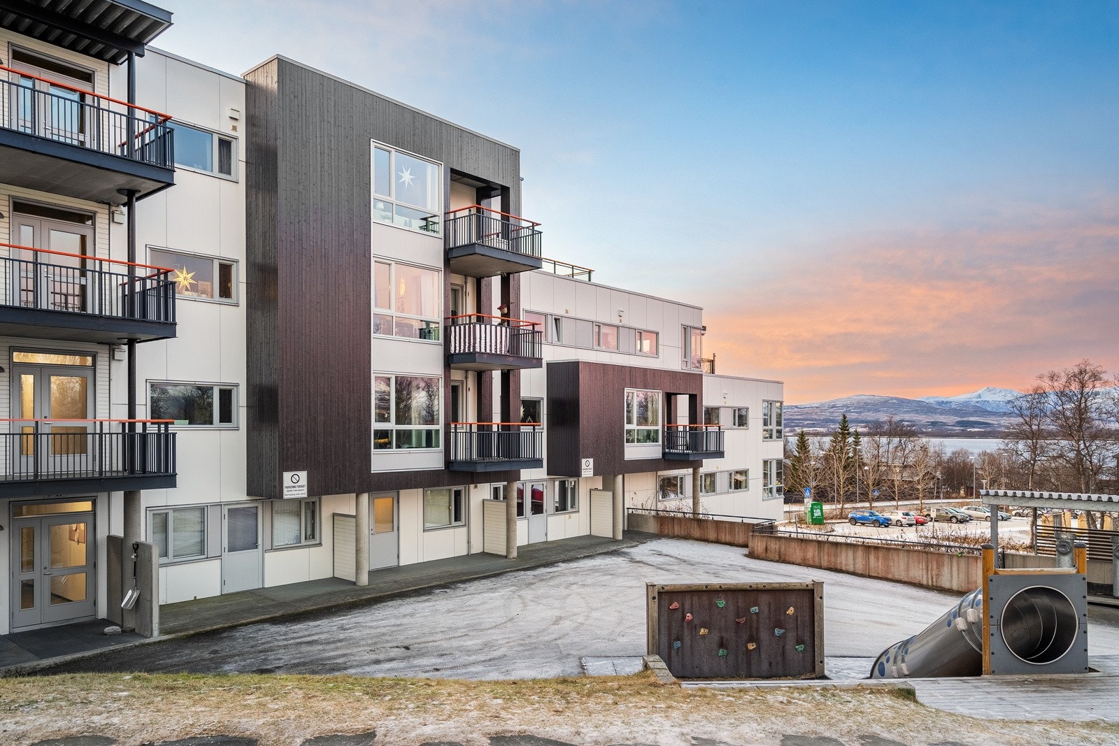 En gjennomgående flott 3-roms med garasjeplass, sørvendt balkong og attraktiv beliggenhet på populære og naturnære Fagereng. Galleribilde
