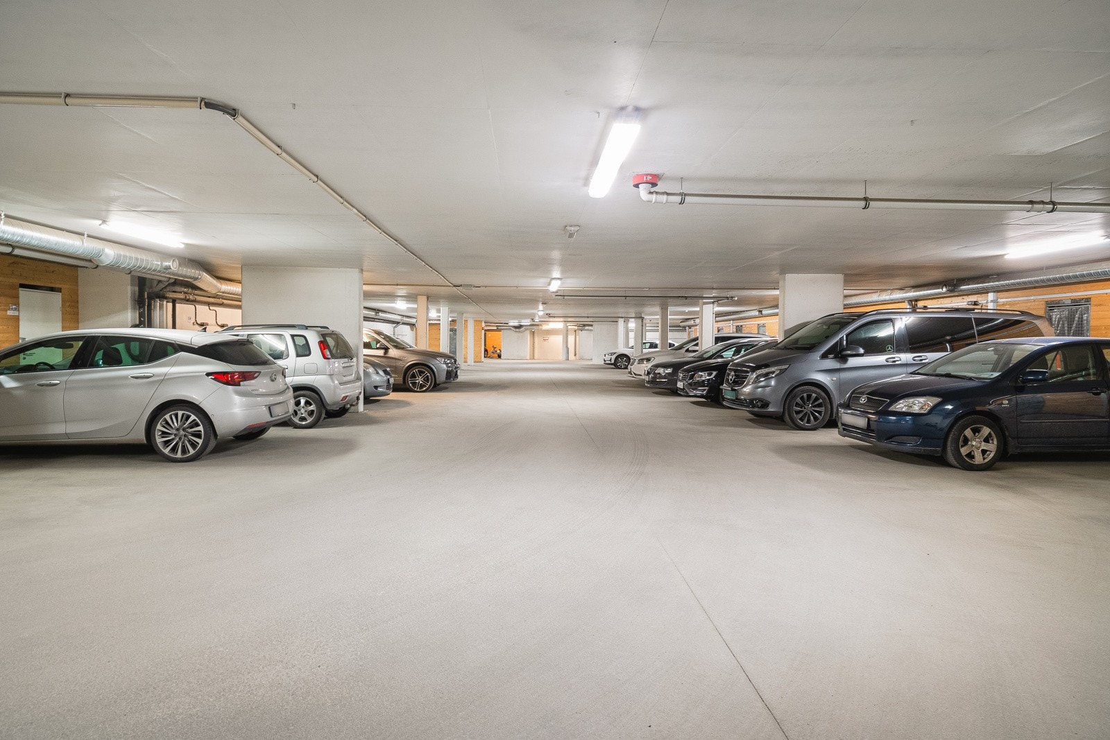 Parkering i felles garasjeanlegg og flere gjesteparkeringsplasser like utenfor. Det er også klargjort for montering av elbil-lader i garasjeanlegget. Galleribilde